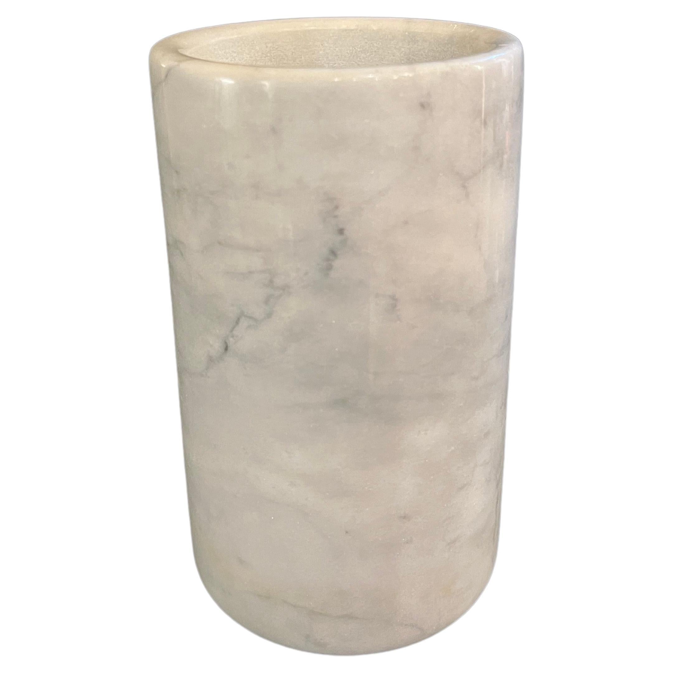 Vase cylindrique postmoderne en marbre blanc