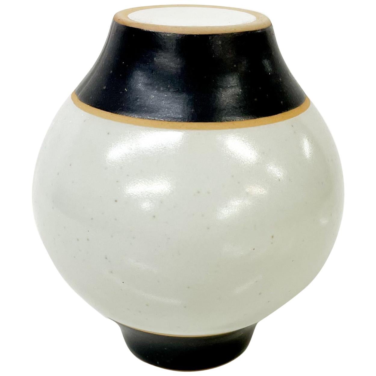 Modernist Pottery single Salt or Pepper Shaker Clean Modern Design.
3.5 tall x 3.25
Round shape with light gray tones, black and light brown stripes.
Original plastic cap underneath.
Preowned original good vintage condition
No label.
Refer to all