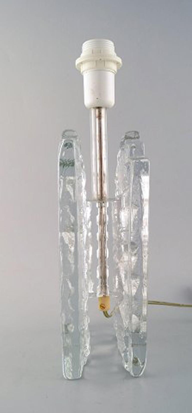 Modernist Pukeberg table lamp in mouth blown art glass.
Swedish design, 1960s.
In very good condition.
Measures: 28 cm high x 9.5 cm. With socket: 38.5 cm high.
Sticker.