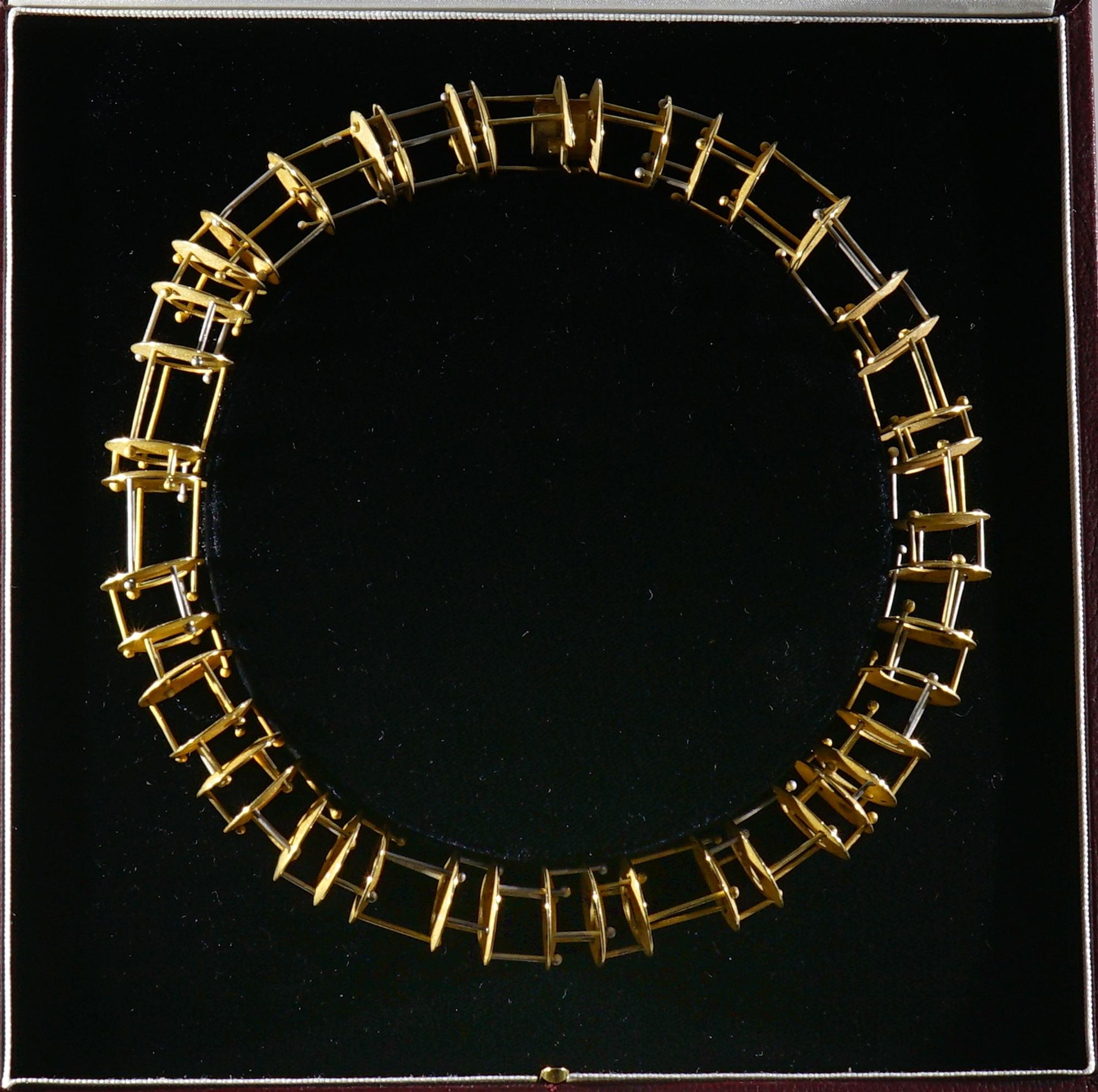 Modernist Rare Avant-Garde Necklace 18 Kt Art Piece In Good Condition For Sale In Napoli, IT