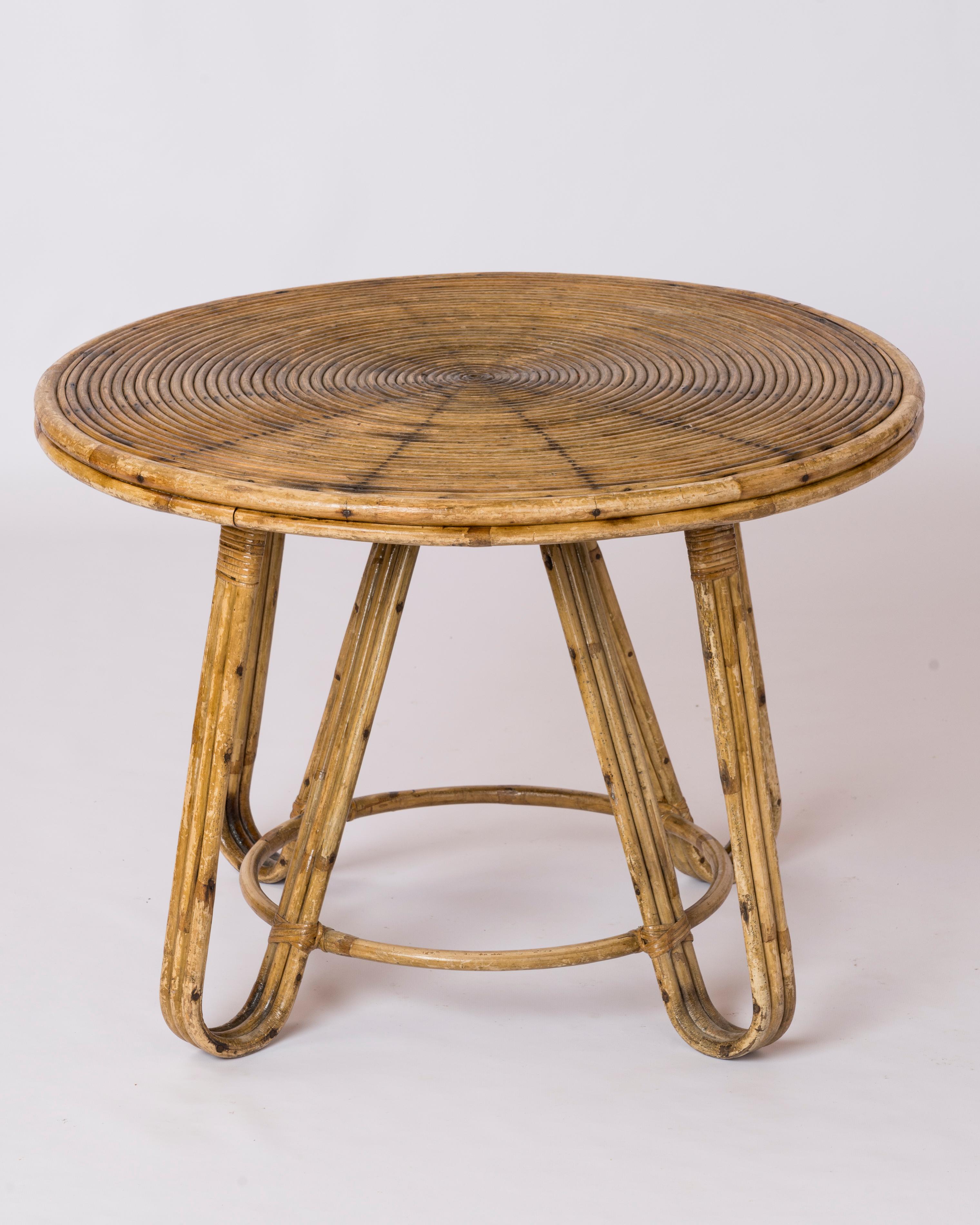 Table basse centrale en rotin à quatre pieds dans le style d'Audoux Minnet. 
France, années 1960.
En bon état vintage.
Cette table sera expédiée depuis la France et peut être retournée soit en France, soit dans une ville du nord de l'État de New