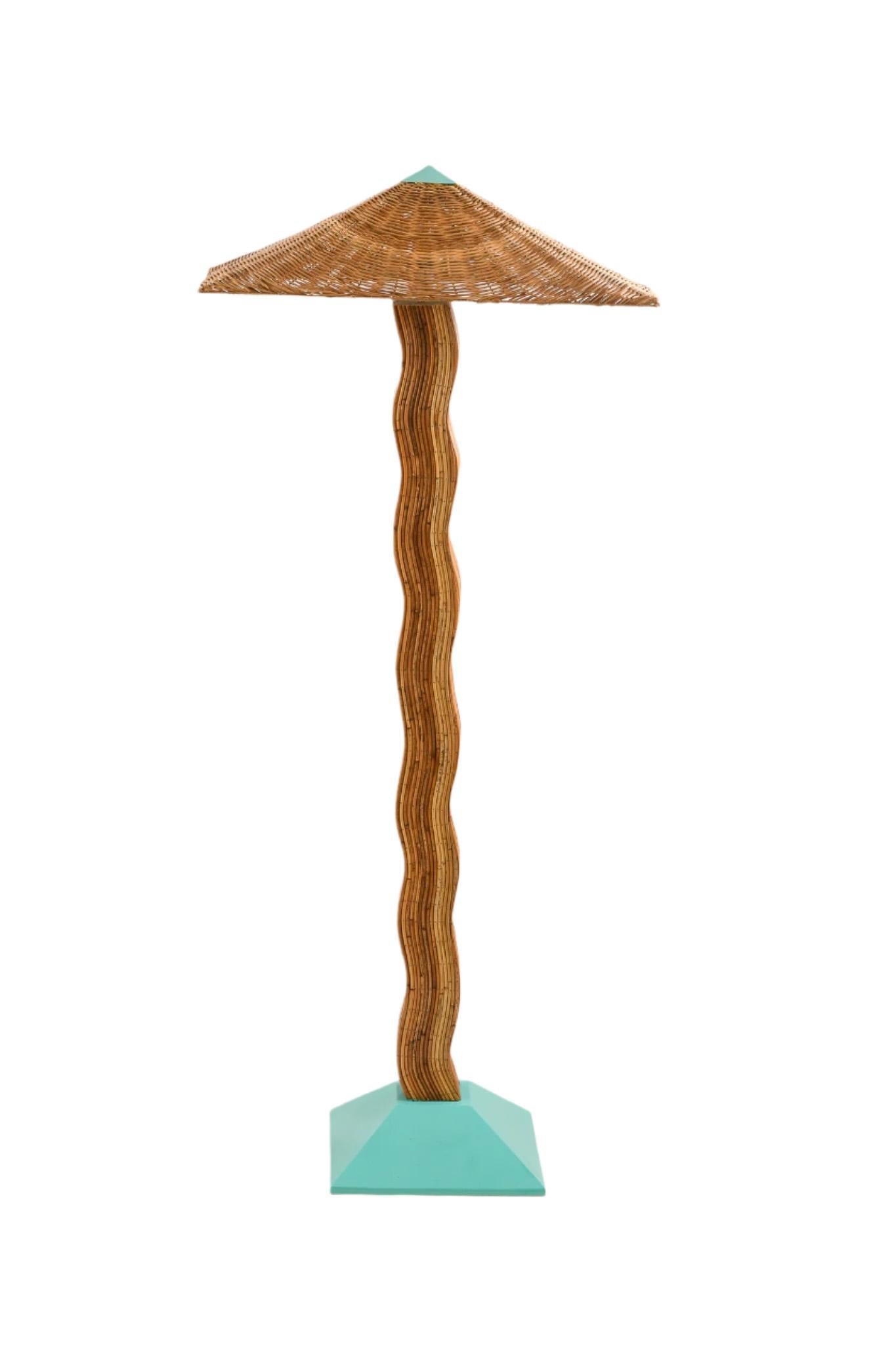 Ispirata alle linee pulite e all'eleganza organica del design del Mid-Century Modern, la lampada da terra Pallete bilancia in modo artistico una geometria audace e un calore naturale. Questo straordinario pezzo funge sia da illuminazione funzionale