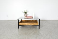 1960er Jahre Modernist Rattan Metall und Rauchglas Couchtisch mit unterem Korb