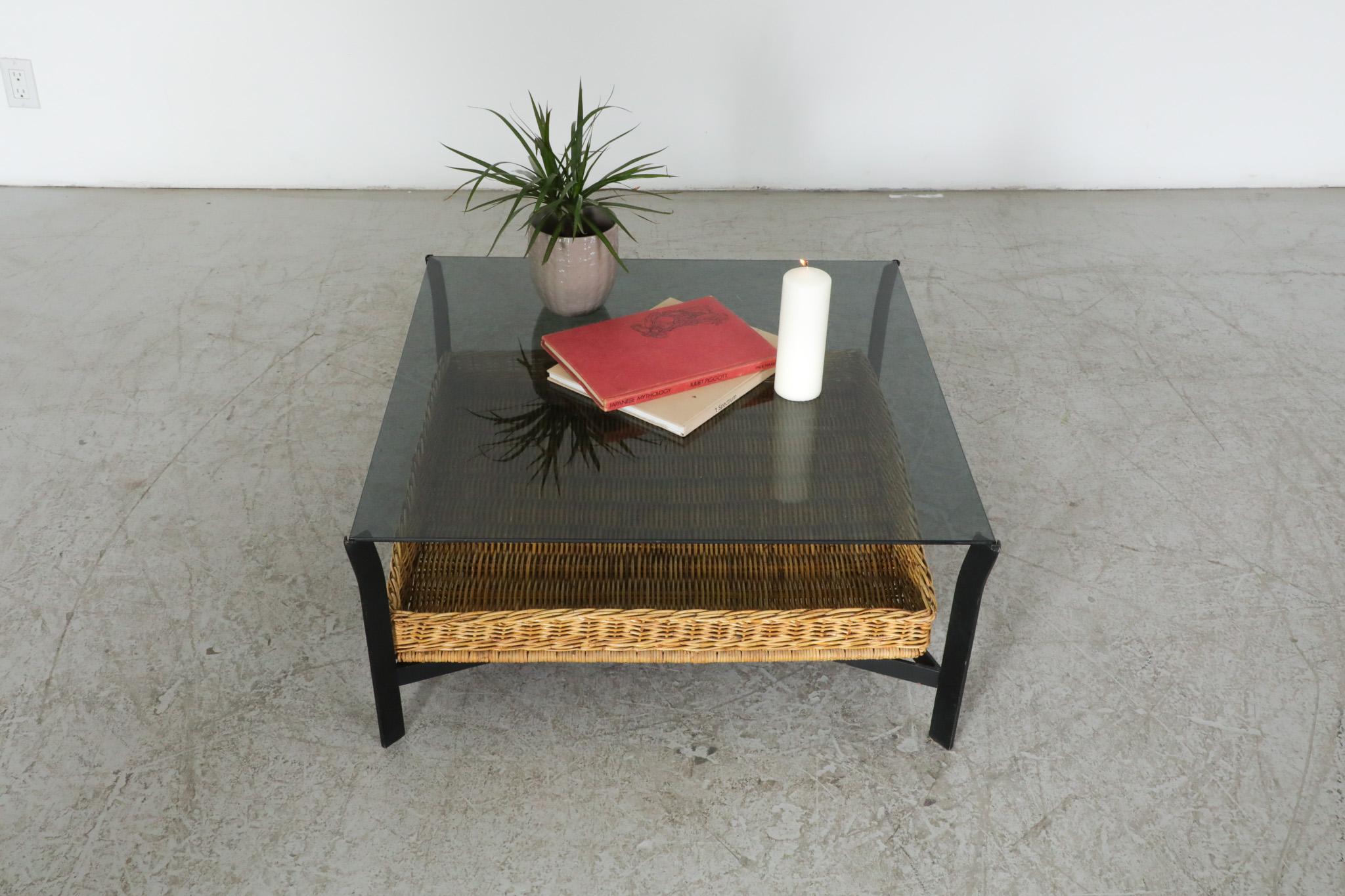 Mid-Century Modern Table basse moderniste en métal et verre avec panier inférieur en vente