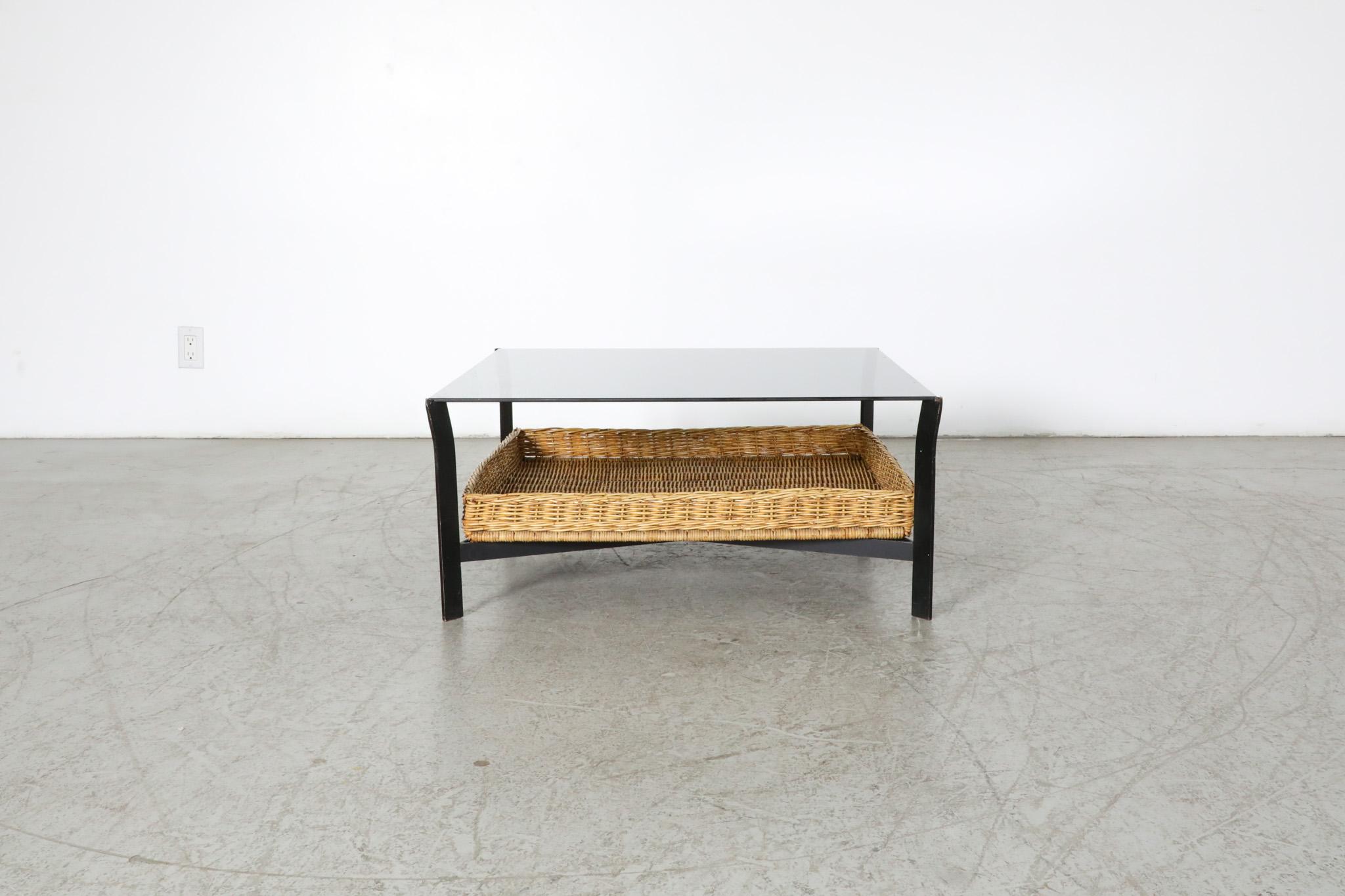 Métal Table basse moderniste en métal et verre avec panier inférieur en vente