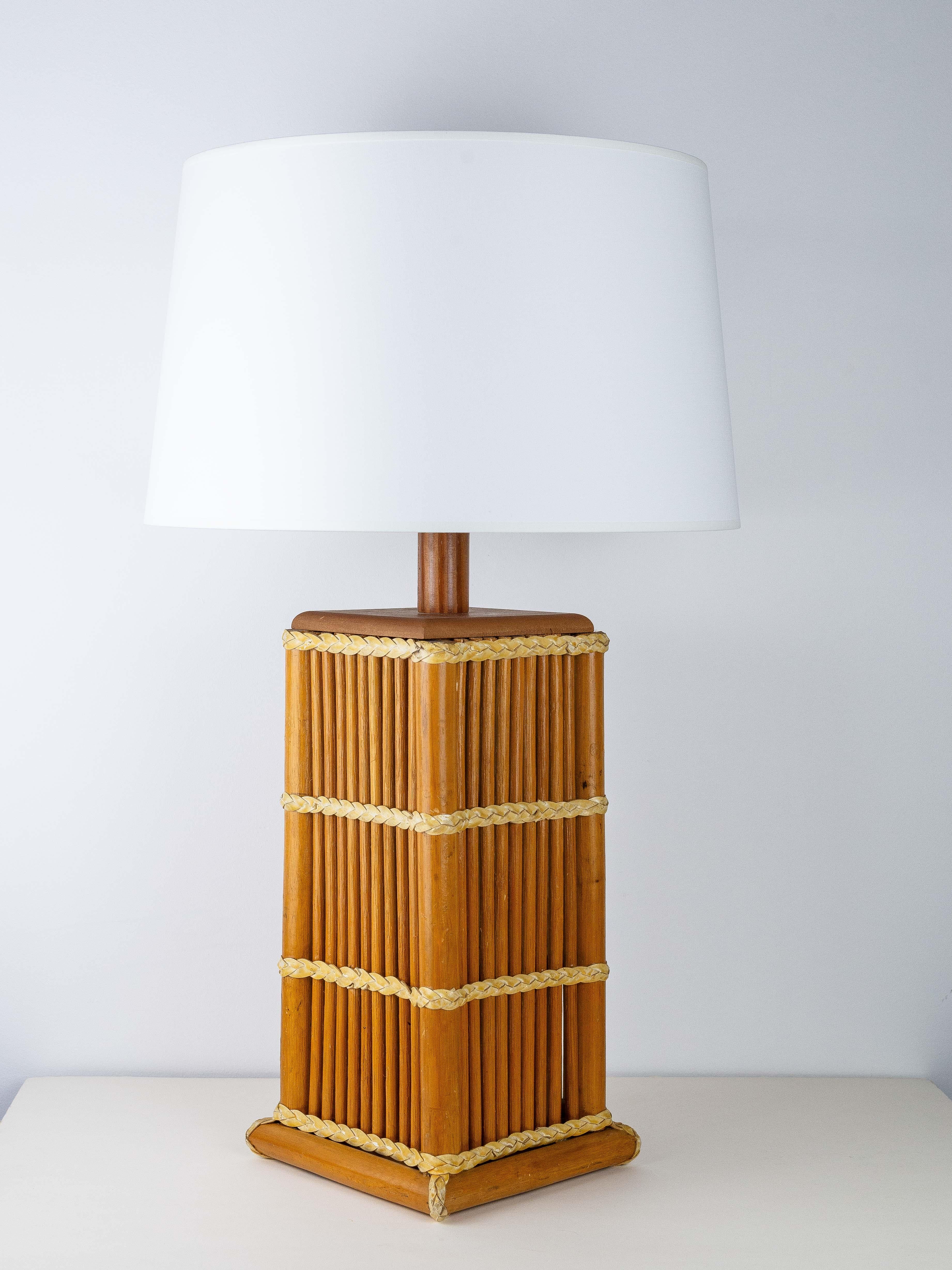 Lámpara de mesa modernista de ratán, Moderna de mediados de siglo, Francia Años 60 en venta 2