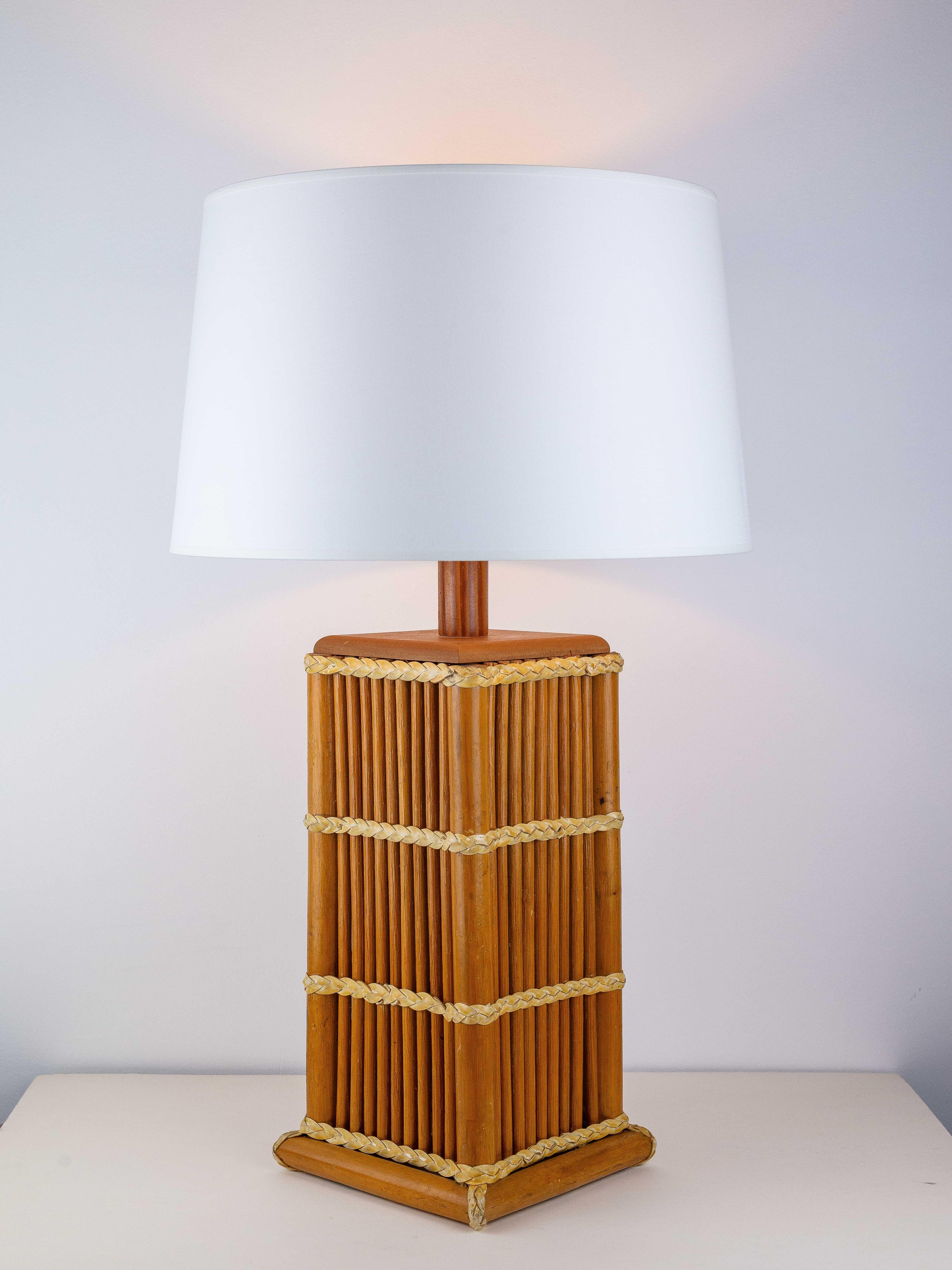 Lámpara de mesa modernista de ratán, Moderna de mediados de siglo, Francia Años 60

Lámpara de sobremesa vintage de estilo Riviera francesa, fabricada con cañas de ratán natural.

Las cañas de ratán se entrelazan con bandas de cuero trenzado que