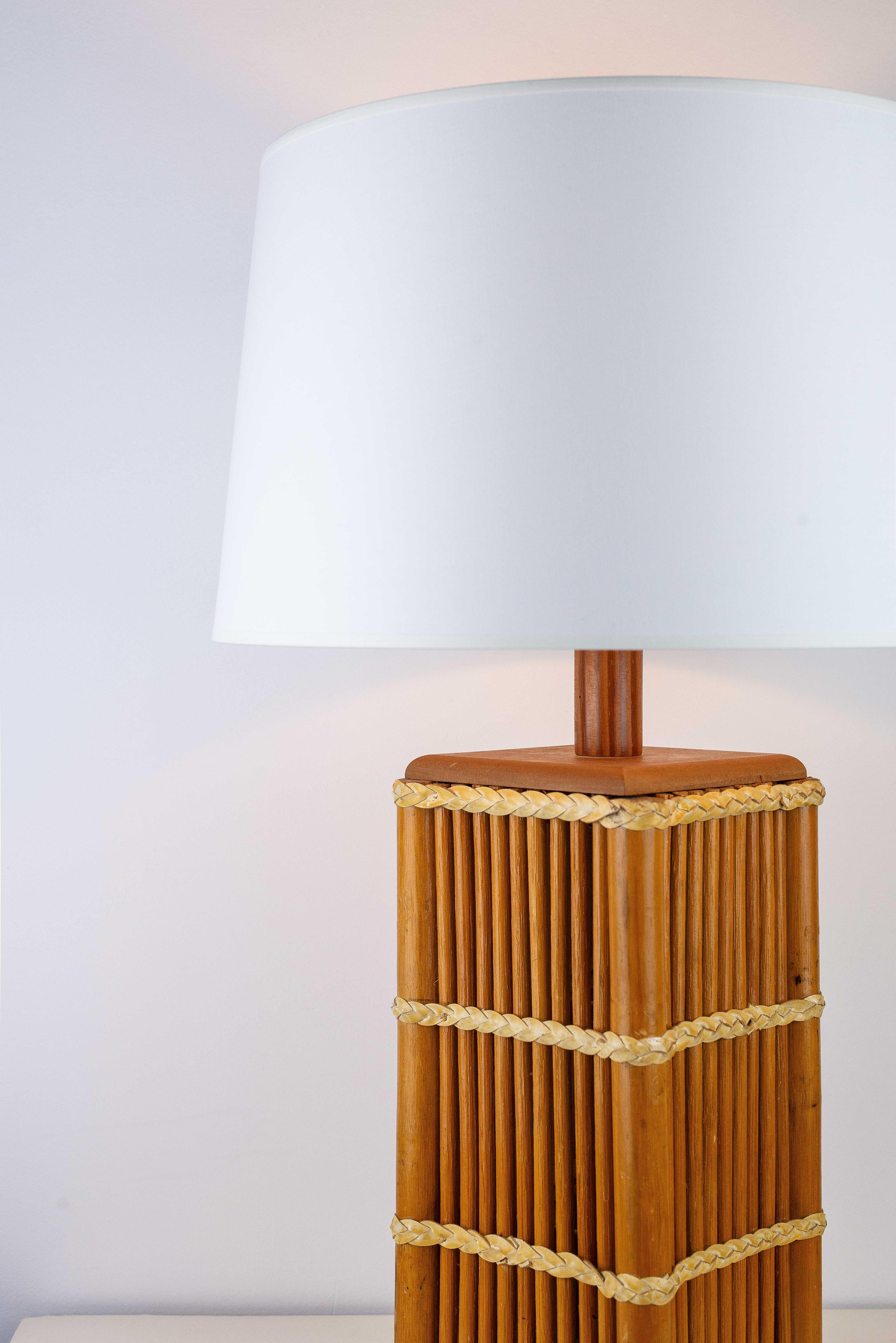 Lámpara de mesa modernista de ratán, Moderna de mediados de siglo, Francia Años 60 Moderno de mediados de siglo en venta