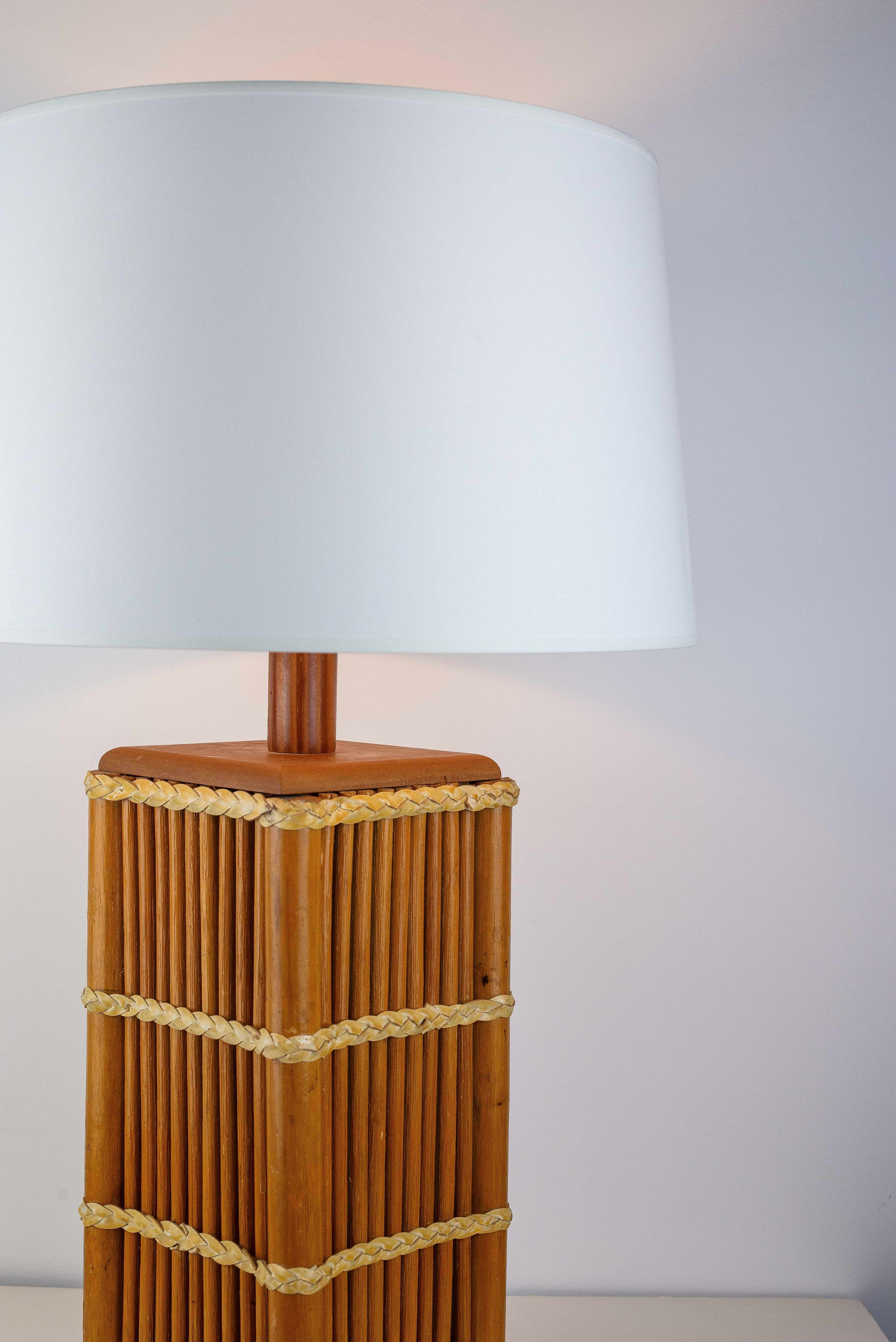 Lámpara de mesa modernista de ratán, Moderna de mediados de siglo, Francia Años 60 Francés en venta
