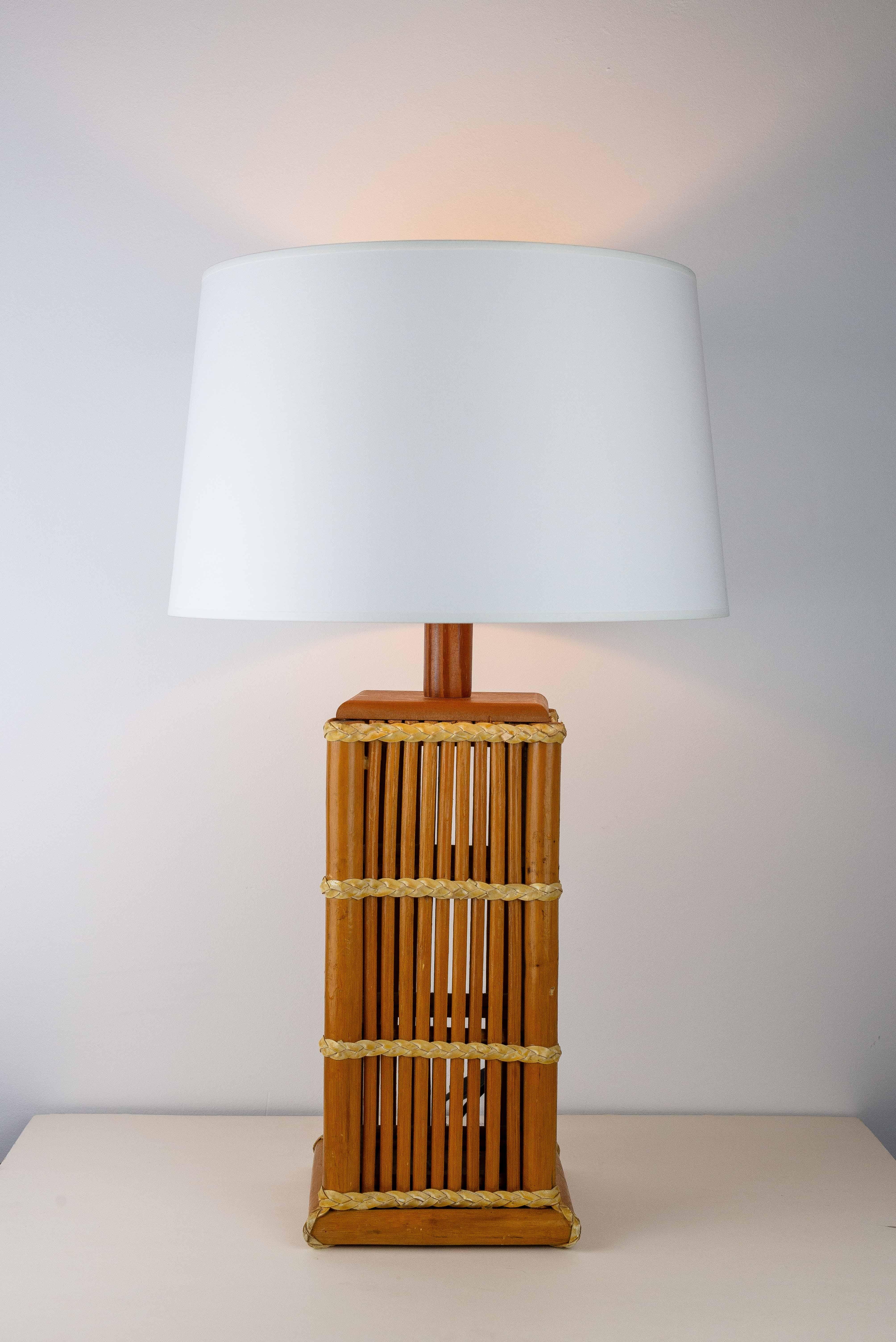 Lámpara de mesa modernista de ratán, Moderna de mediados de siglo, Francia Años 60 Carpintería en venta