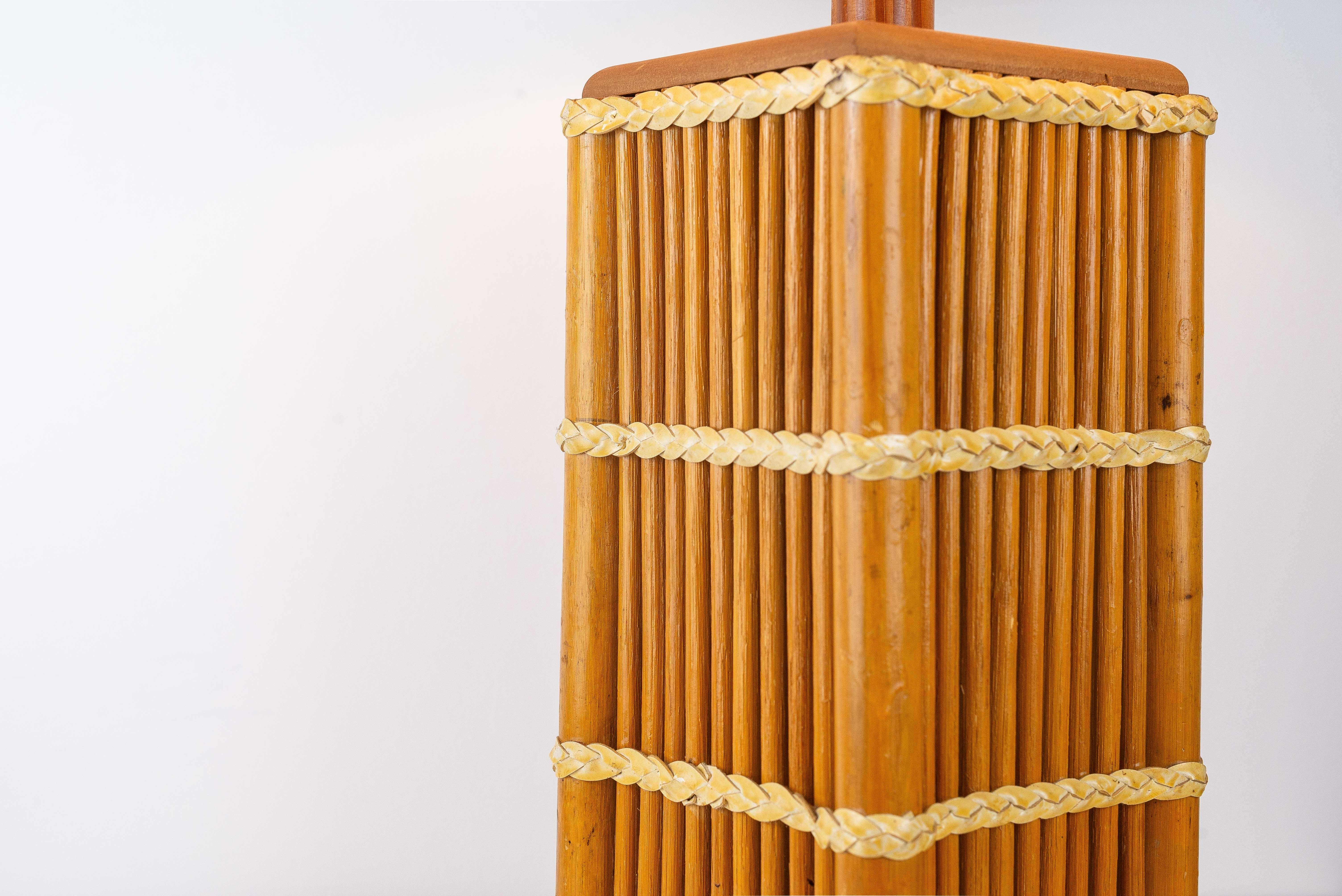 Lámpara de mesa modernista de ratán, Moderna de mediados de siglo, Francia Años 60 siglo XX en venta