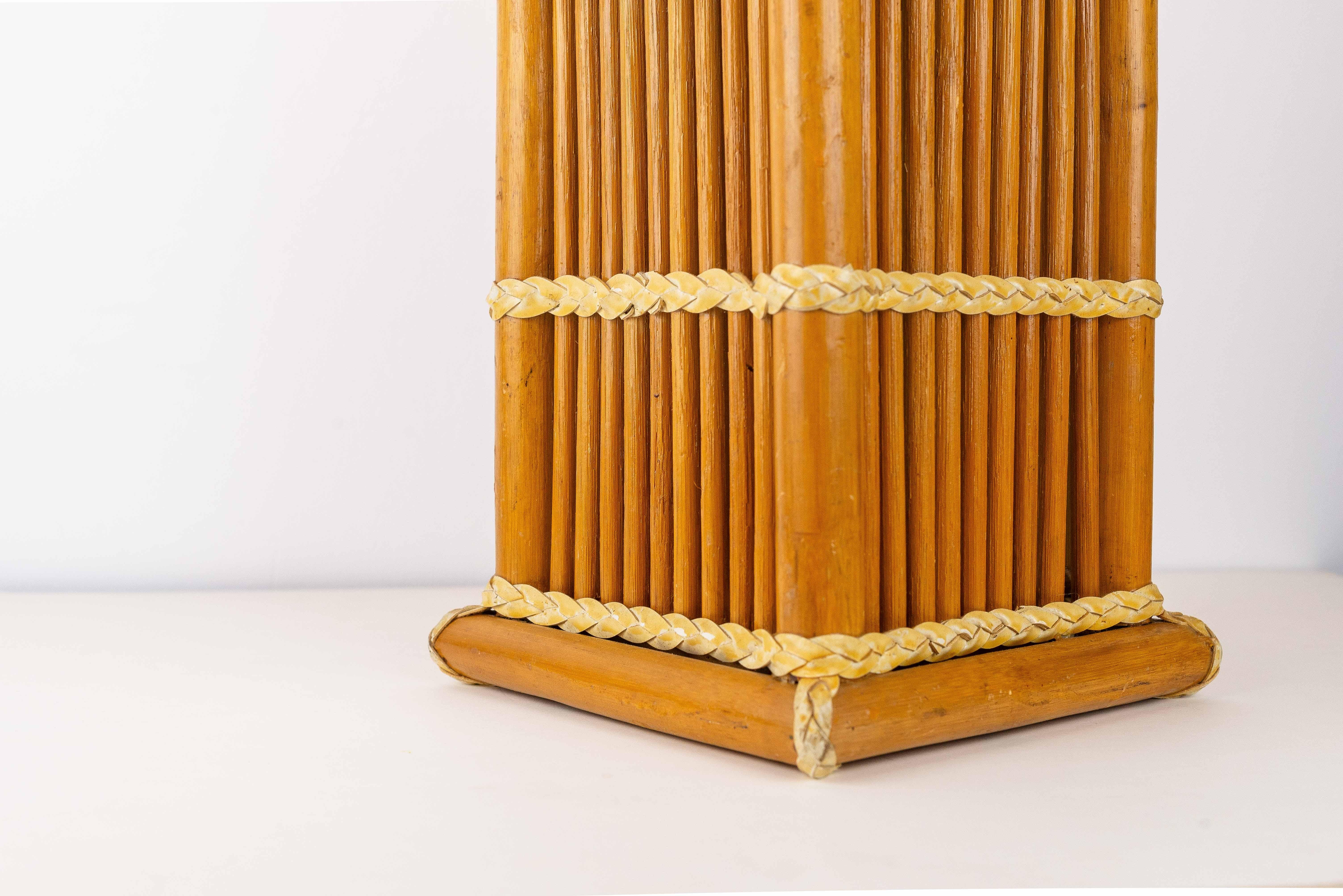 Lámpara de mesa modernista de ratán, Moderna de mediados de siglo, Francia Años 60 Cuero en venta