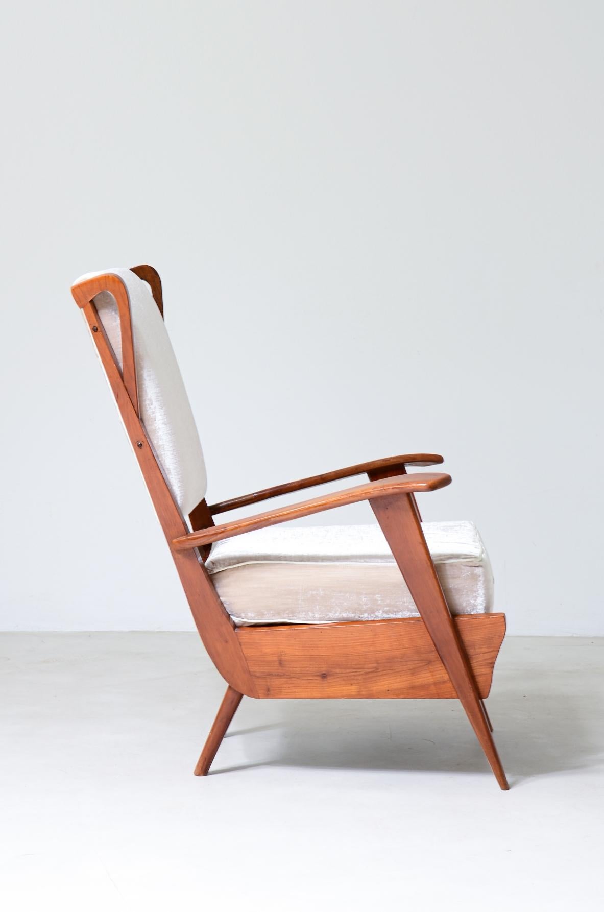 COD-2511
Modernist reading armchair with oak structure in the style of Gio Ponti. Italian manufacture, 1950's.

70 x 65 h 90 seat 40 cm