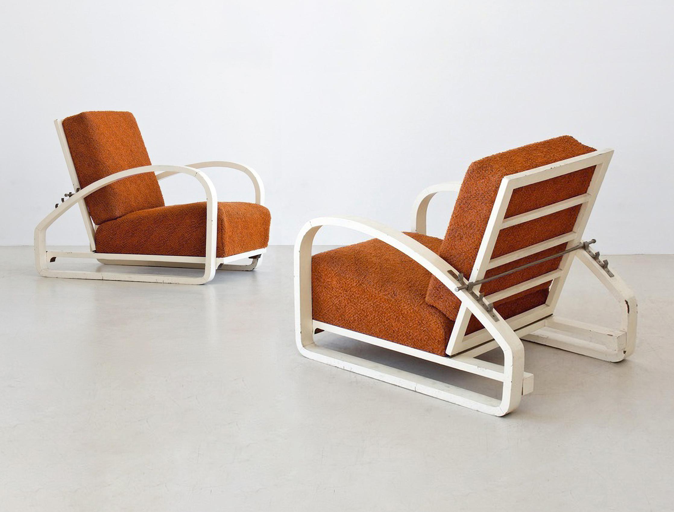 Fauteuil de relaxation moderniste en bois moulé et métal chromé avec coussins rembourrés. Ces fauteuils originaux d'avant-garde sont restaurés sur demande et disponibles en différentes quantités. La finition du bois et le matériau de rembourrage