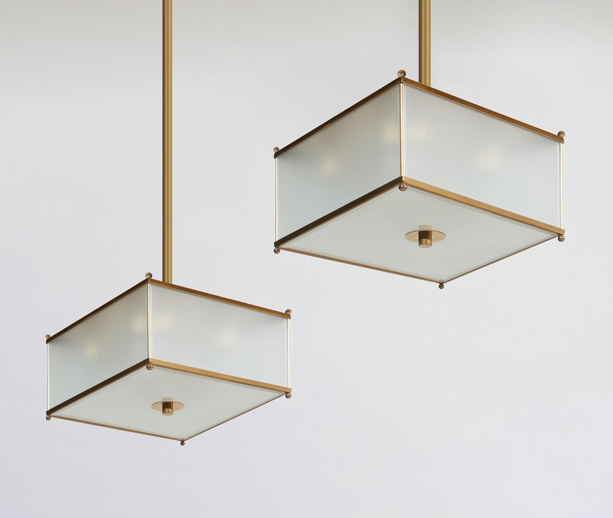 Lampada a sospensione rettangolare modernista in ottone lucido e vetro opalino, personalizzabile.