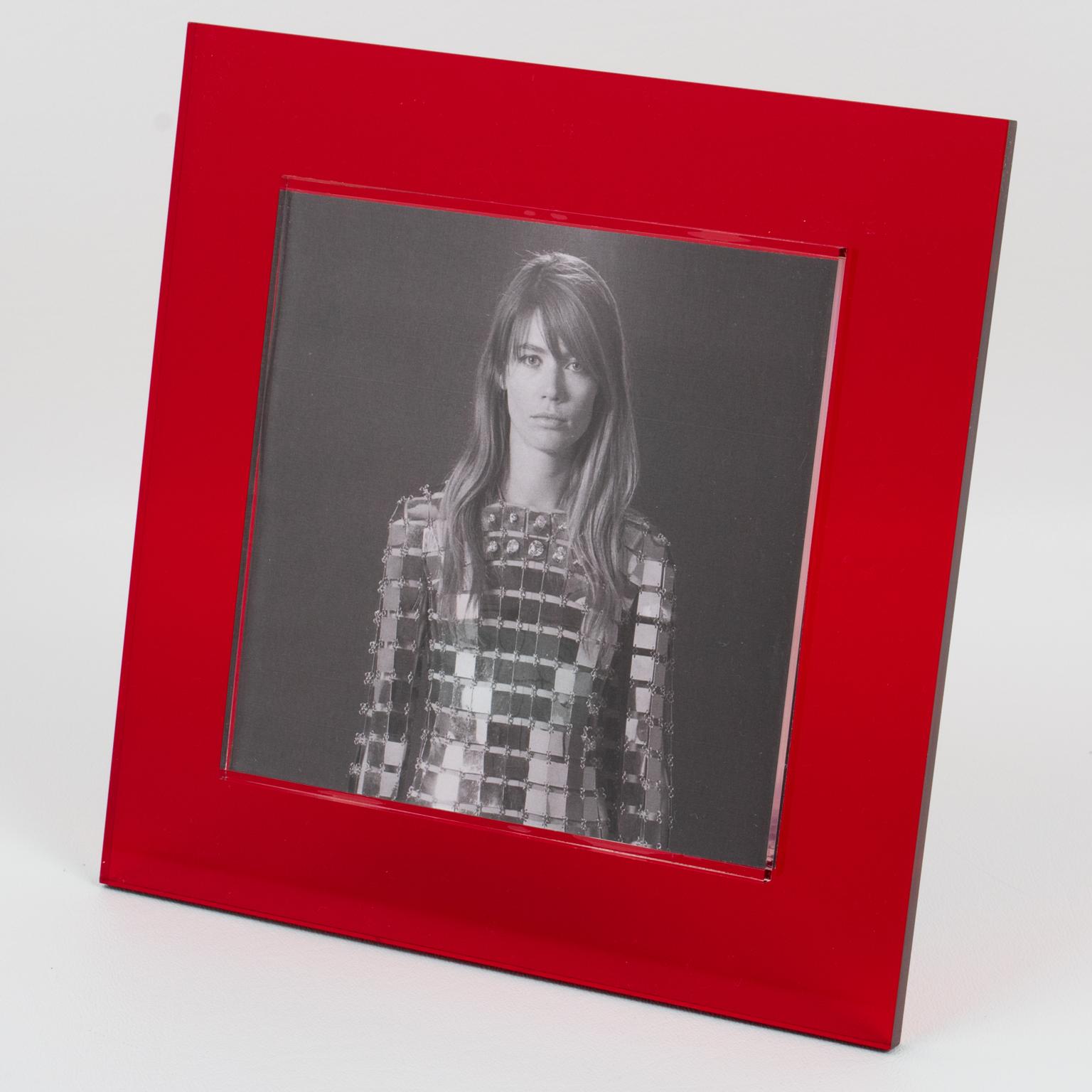 Este precioso marco de fotos de Lucite modernista Pop Art presenta una gruesa losa de Lucite rojo neón con una 