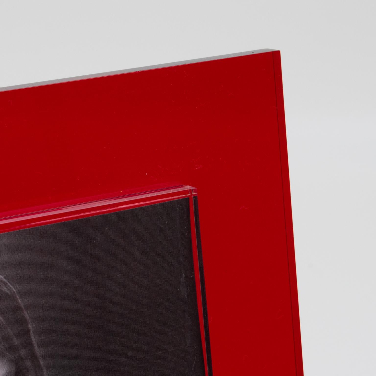 Marco de fotos modernista de lucita roja, hacia 1970 finales del siglo XX en venta