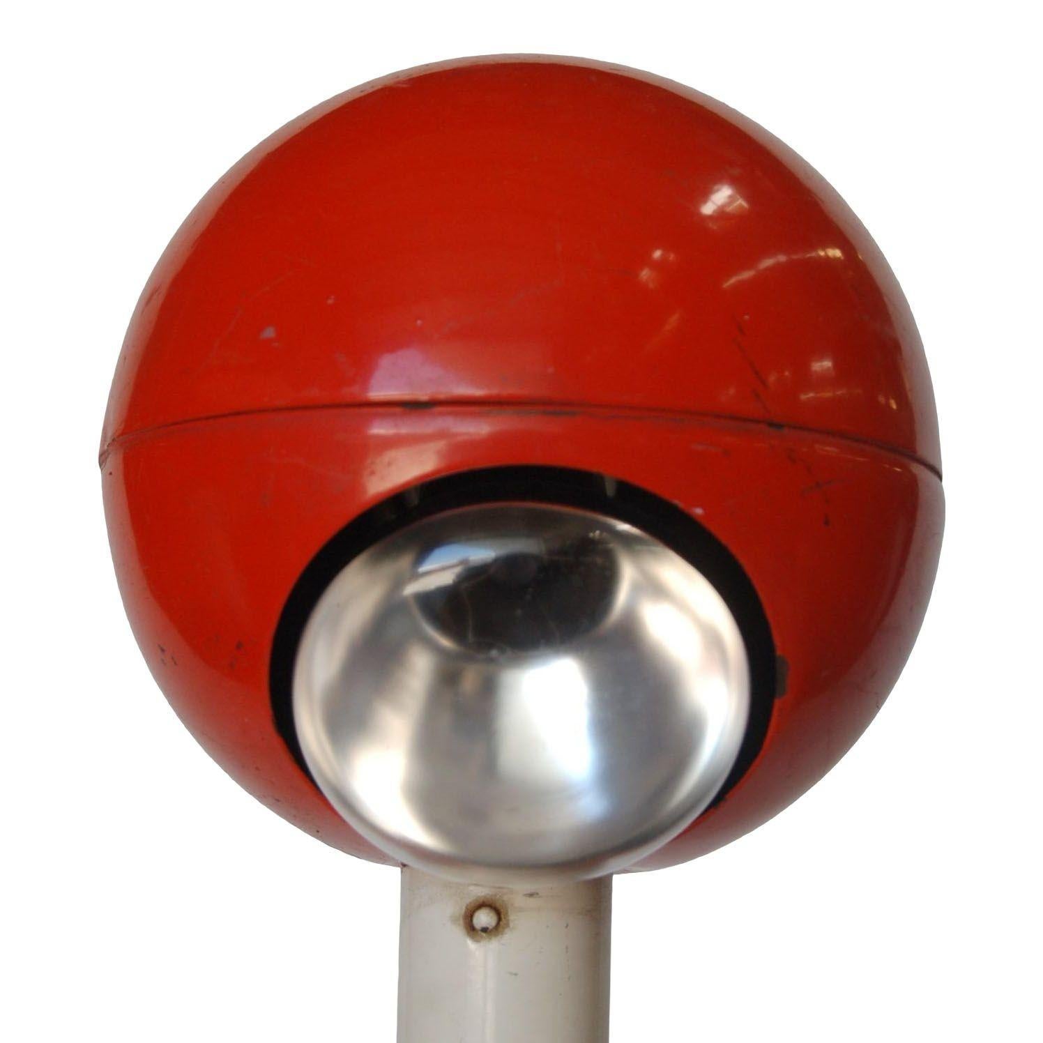 Modernist Red Metal Double Ball Barbell Accent Table Lamp In Excellent Condition For Sale In Van Nuys, CA