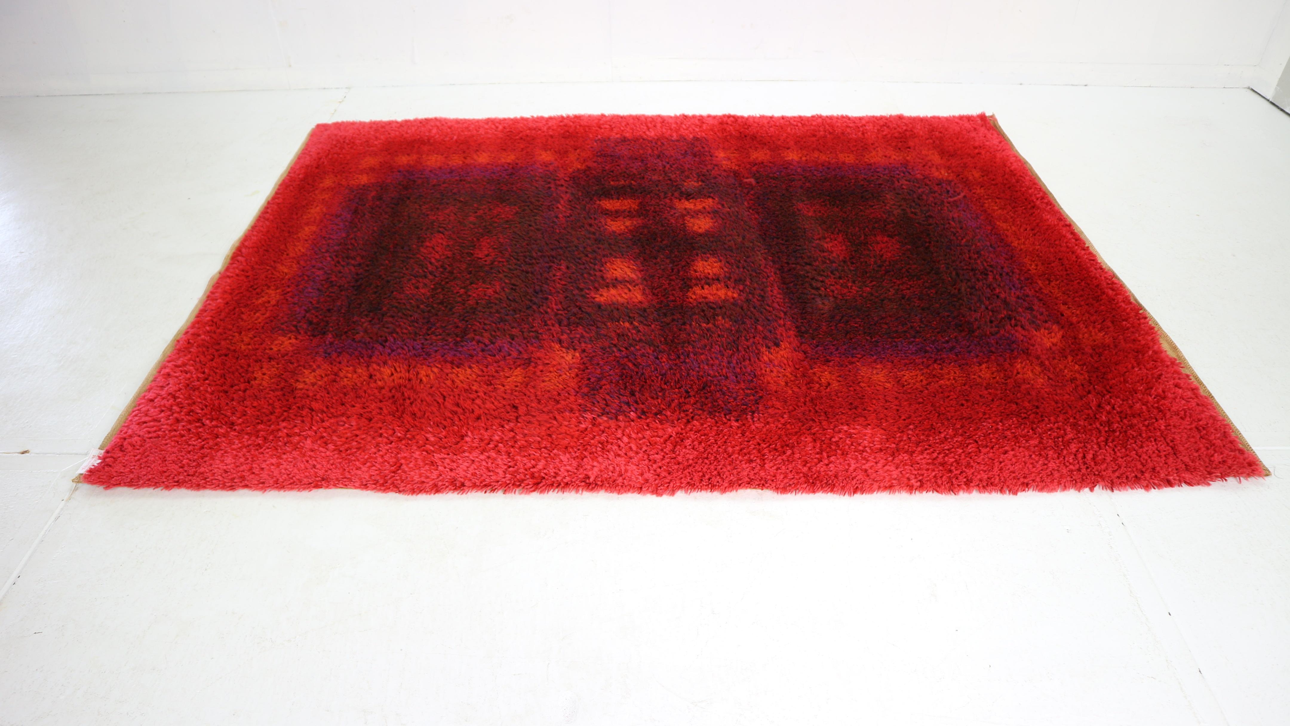 This rug is a great example of 1970s Pop Art interior. Made in high quality weaving technique. This high quality Rya rug was designed in the 1970s and manufactured by DESSO in the Netherlands. It is made in high quality Rya technique. 
It is made