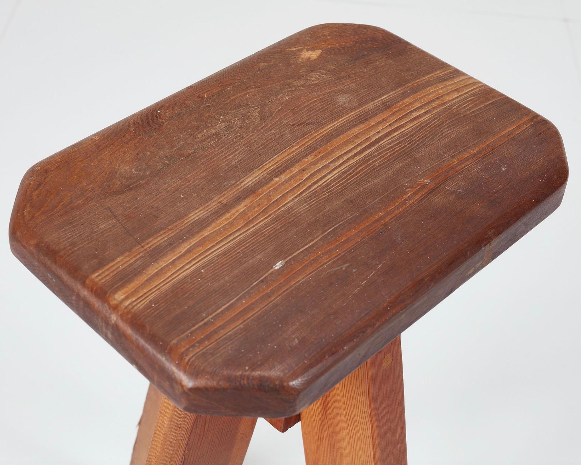 Organique Tabourets de bar modernistes en bois rouge, c1970 en vente