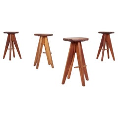 Tabourets de bar modernistes en bois rouge, c1970