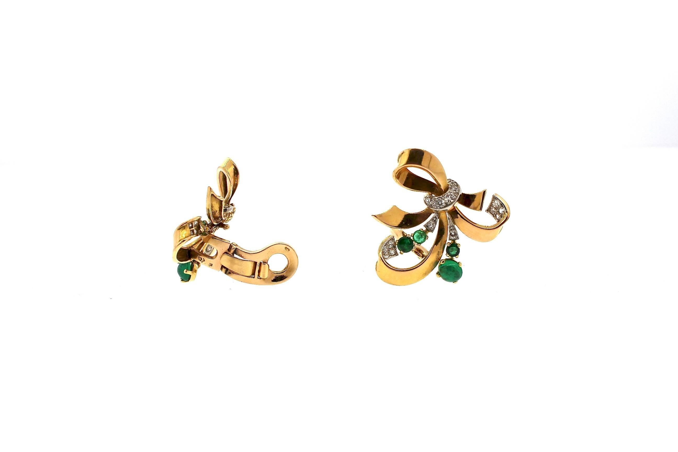Modernist Retro Emerald Diamond 18 Karat Yellow Gold Ribbon Earrings In Excellent Condition In New York, NY