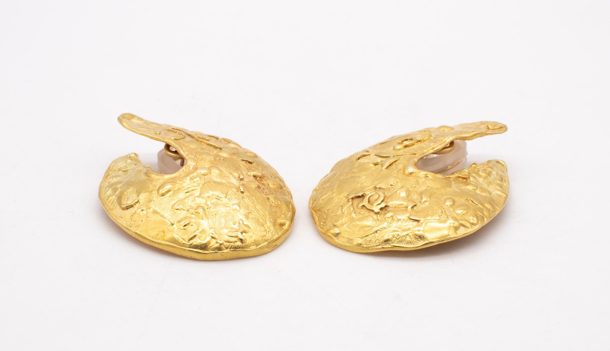 Modernist Retro Vintage 1970 Free Form Earrings in Textured 18Kt Yellow Gold 2