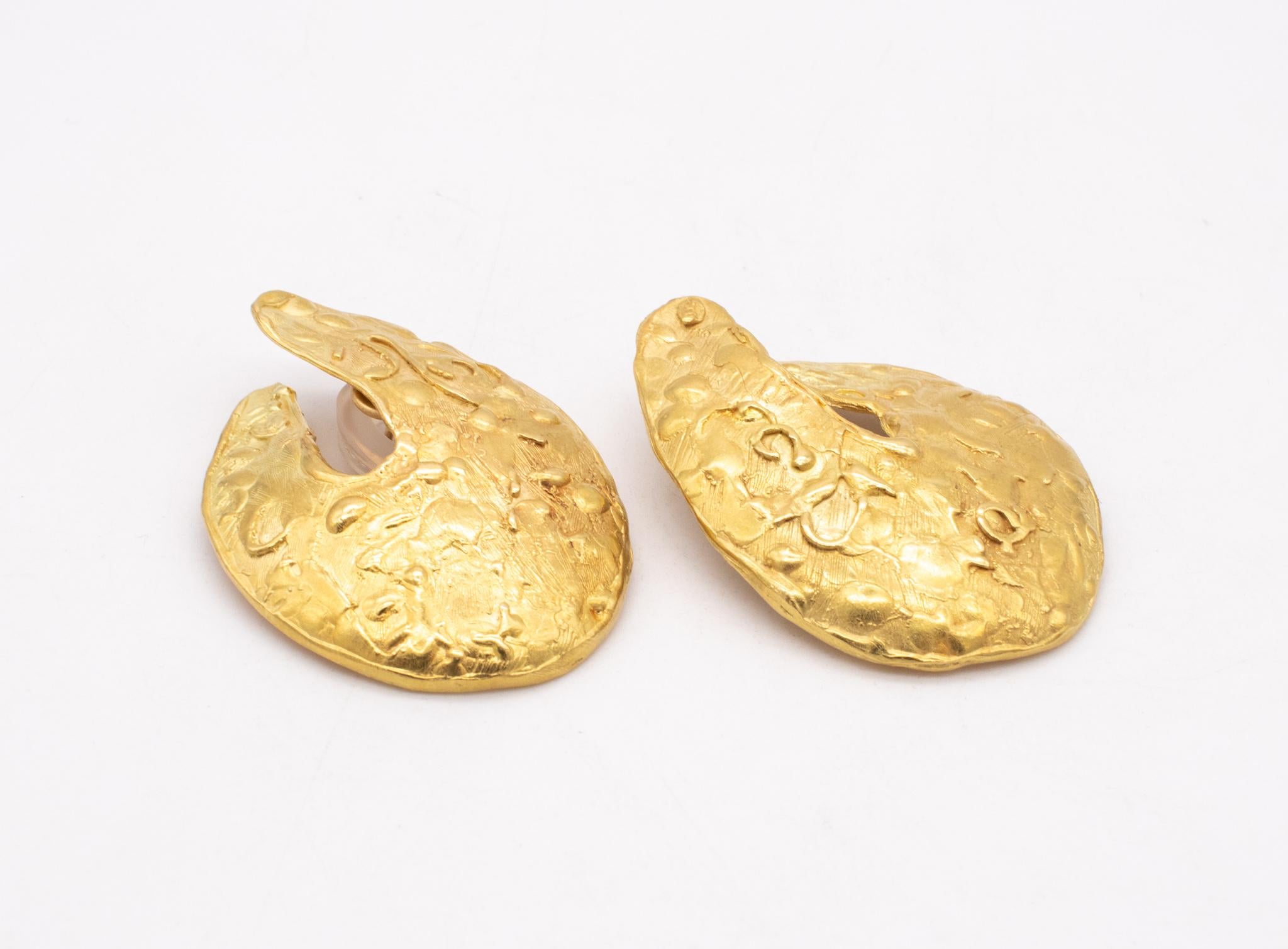 Modernist Retro Vintage 1970 Free Form Earrings in Textured 18Kt Yellow Gold 3