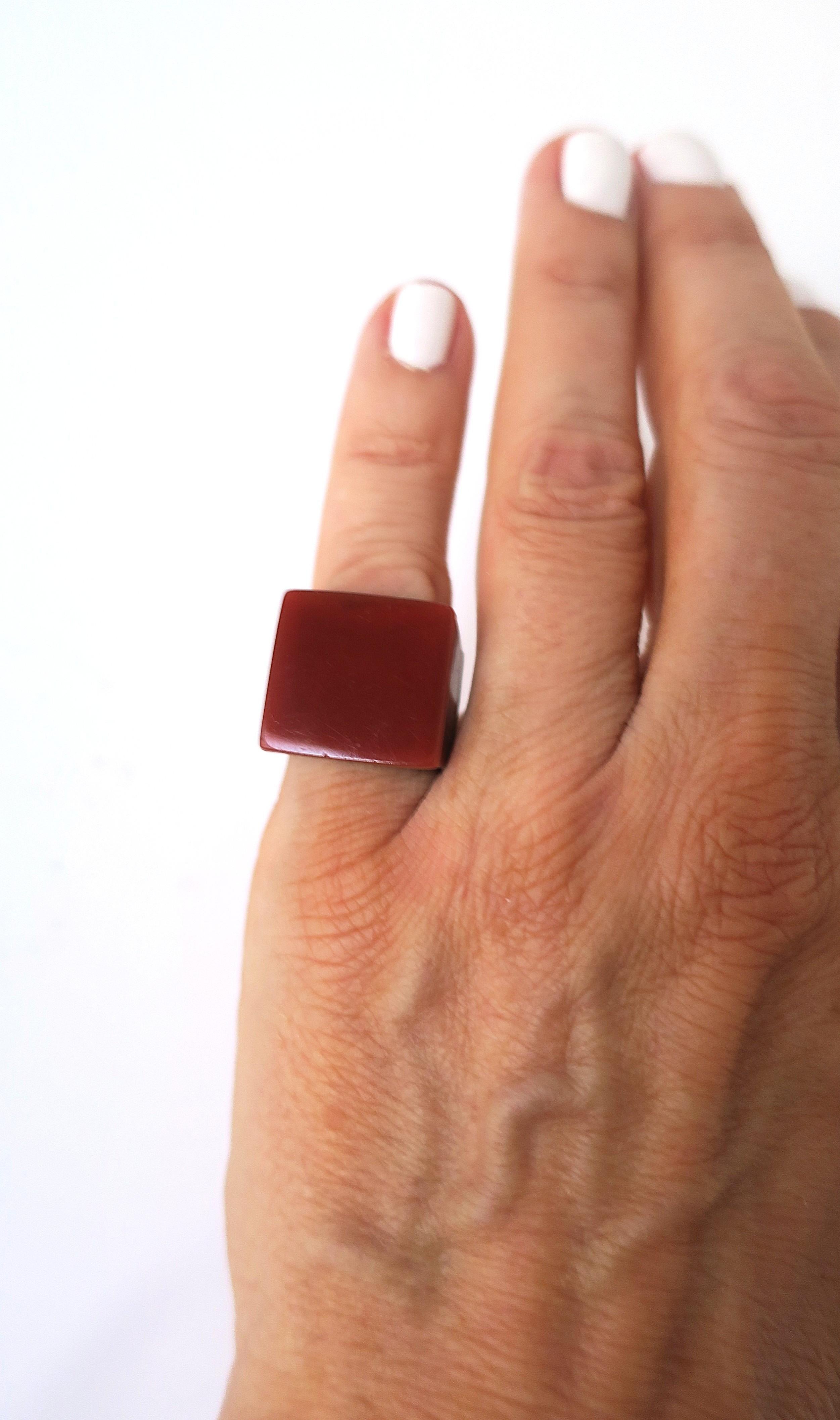 Modernistischer Ring aus Bakelit und Sterlingsilber im Zustand „Gut“ im Angebot in New York, NY