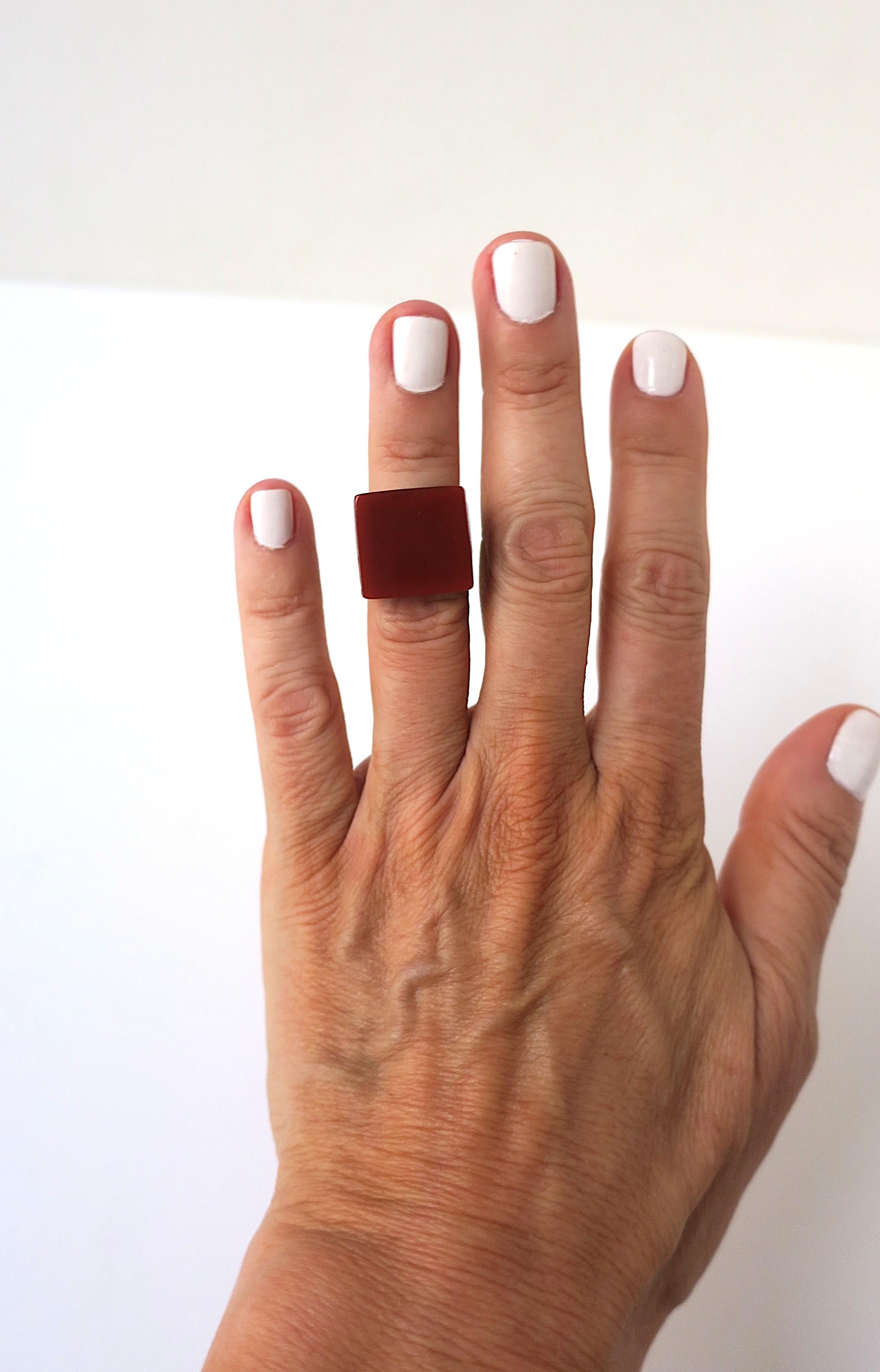 Modernistischer Ring aus Bakelit und Sterlingsilber für Damen oder Herren im Angebot