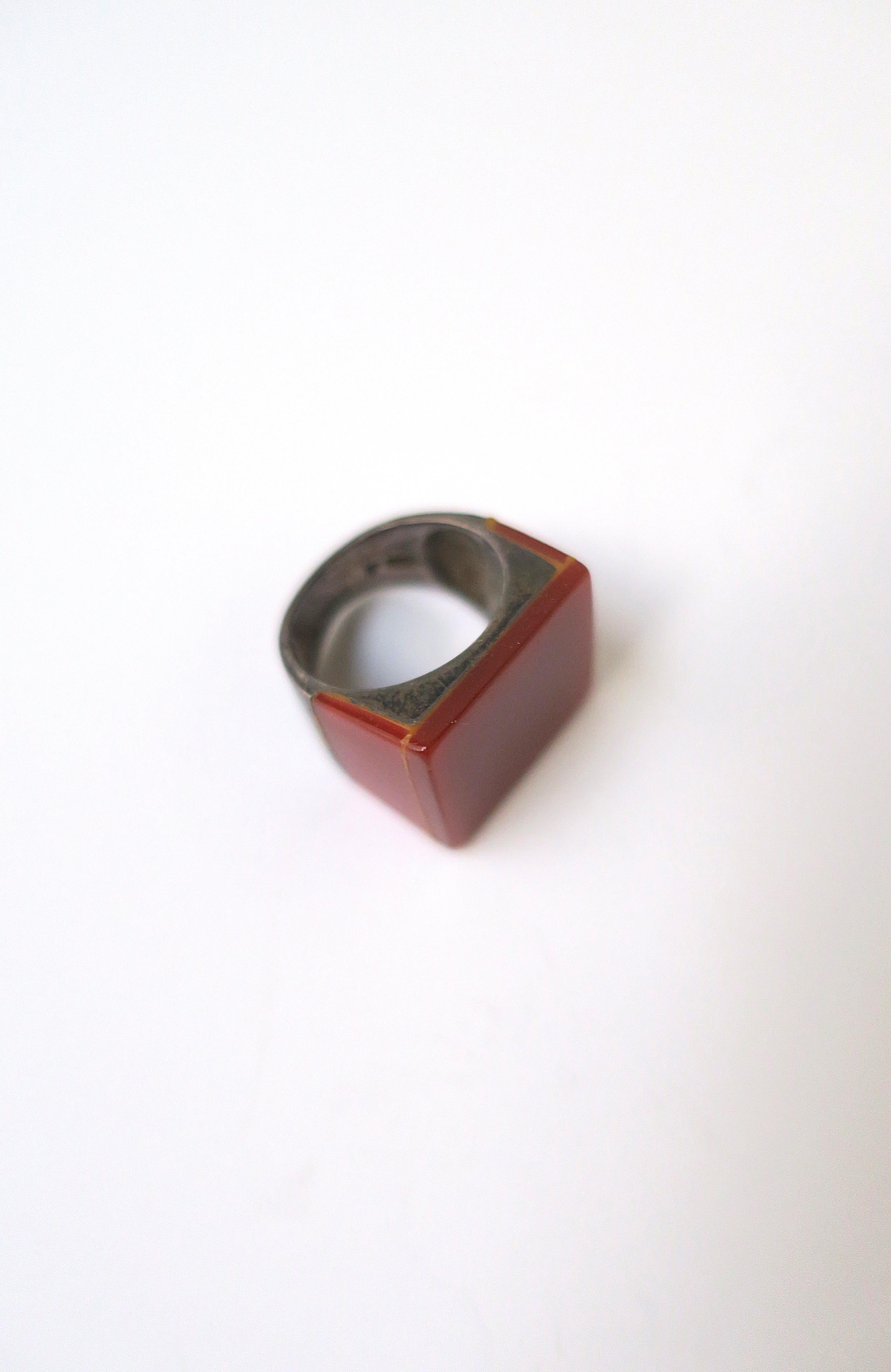 Modernistischer Ring aus Bakelit und Sterlingsilber im Angebot 1
