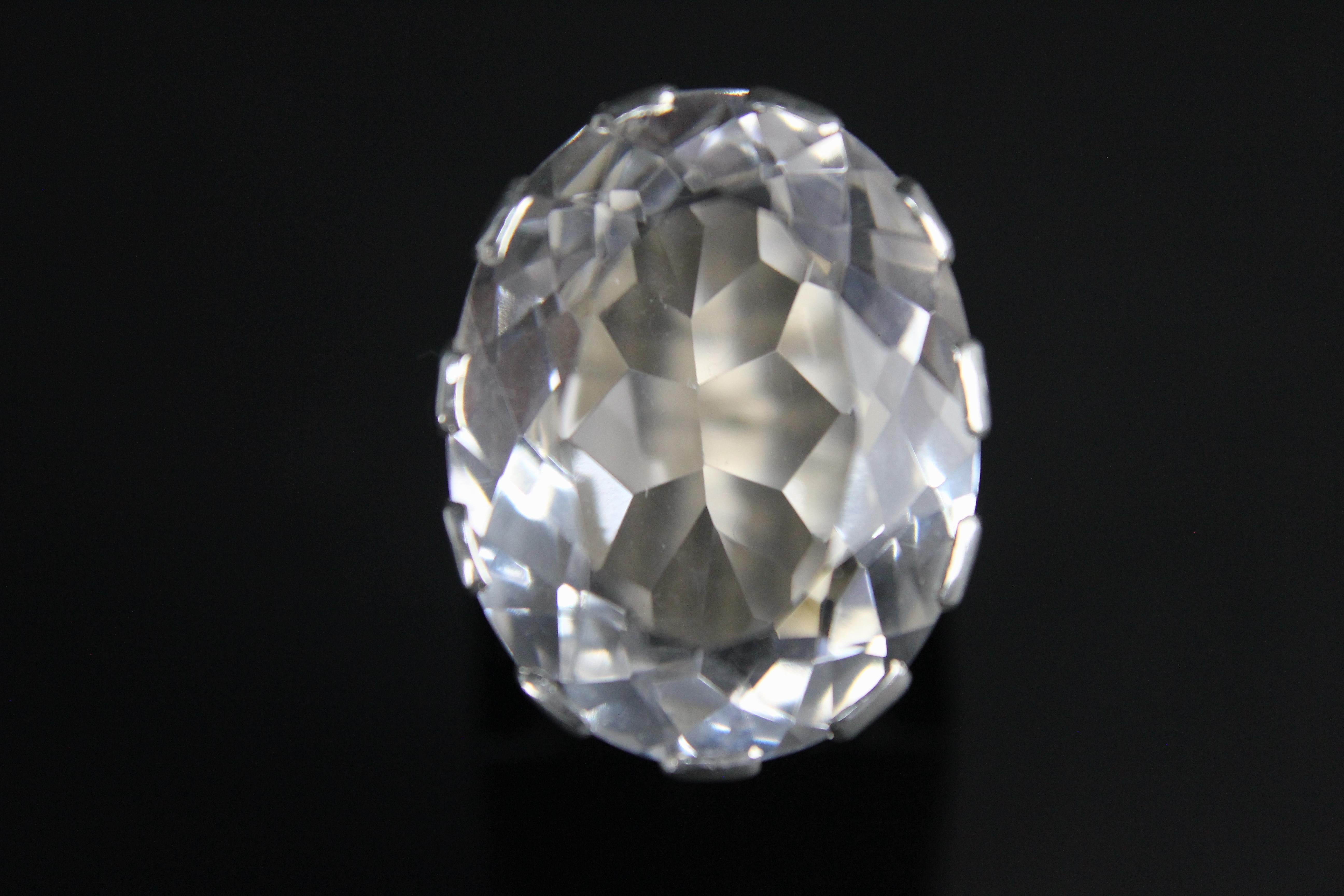 Modernistischer Ring aus Silber und mit einem sehr großen Bergkristall von Kaplan, Stockholm 1968.
Die Größe des diamantgeschliffenen Bergkristalls beträgt 2,8 x 2,4 cm!
Ausgezeichneter Zustand!
Ringgröße 18, US-Größe 8.