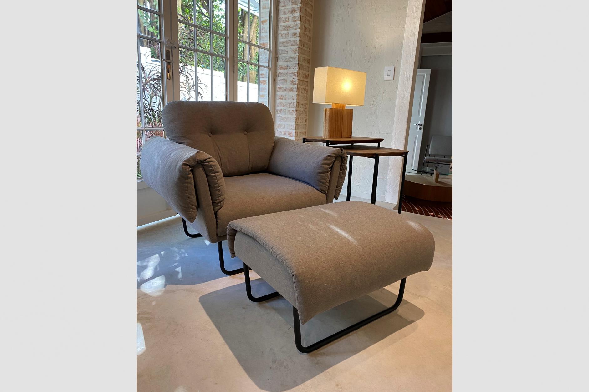Modernist “Ro” armchair with ottoman upholstery In New Condition For Sale In Alto da Lapa, SP