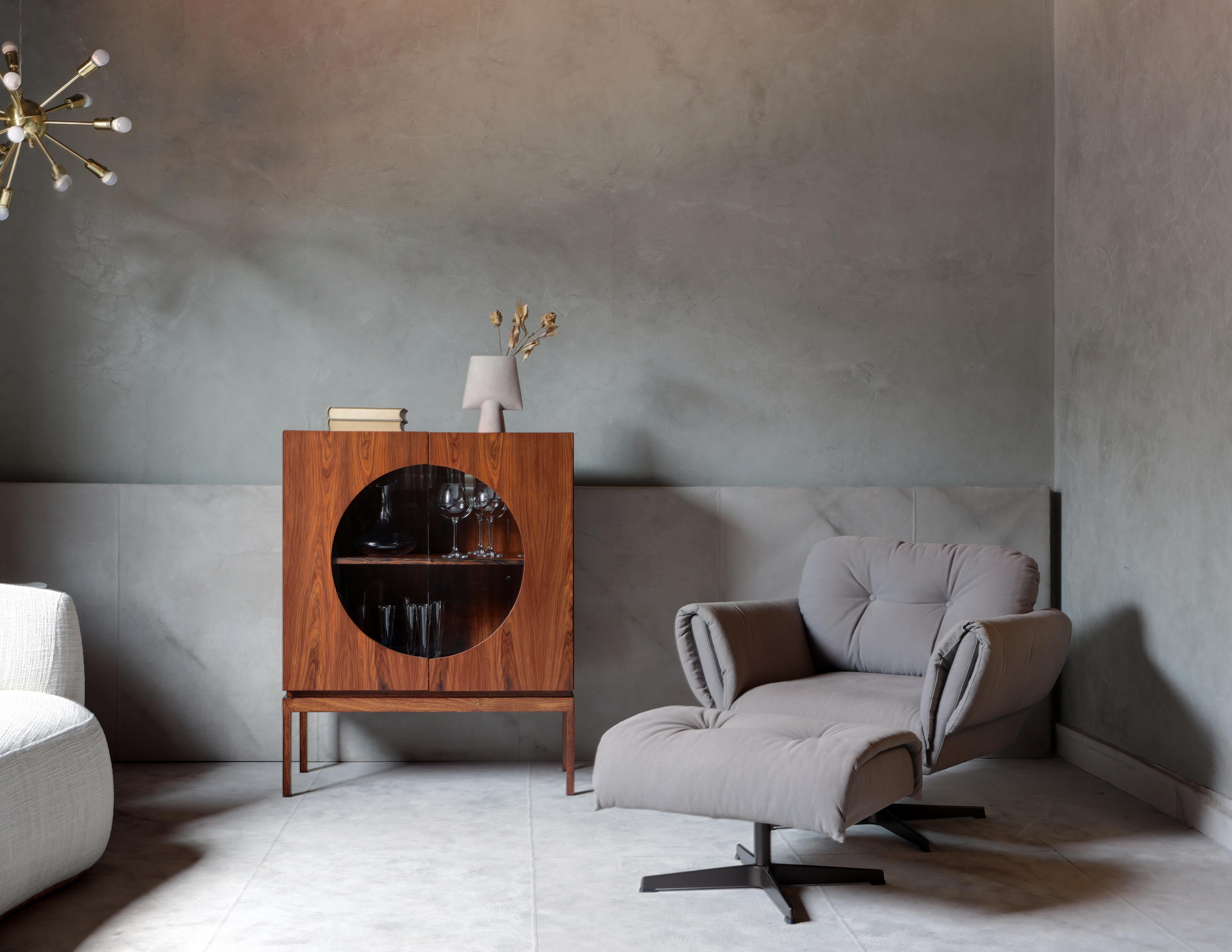 Ispirandosi all'accogliente eleganza delle poltrone di Sergio Rodrigues, Alessandra Delgado ha creato la poltrona Rô, una reinterpretazione moderna che cattura l'essenza senza tempo del maestro, combinando raffinatezza e comfort in un design