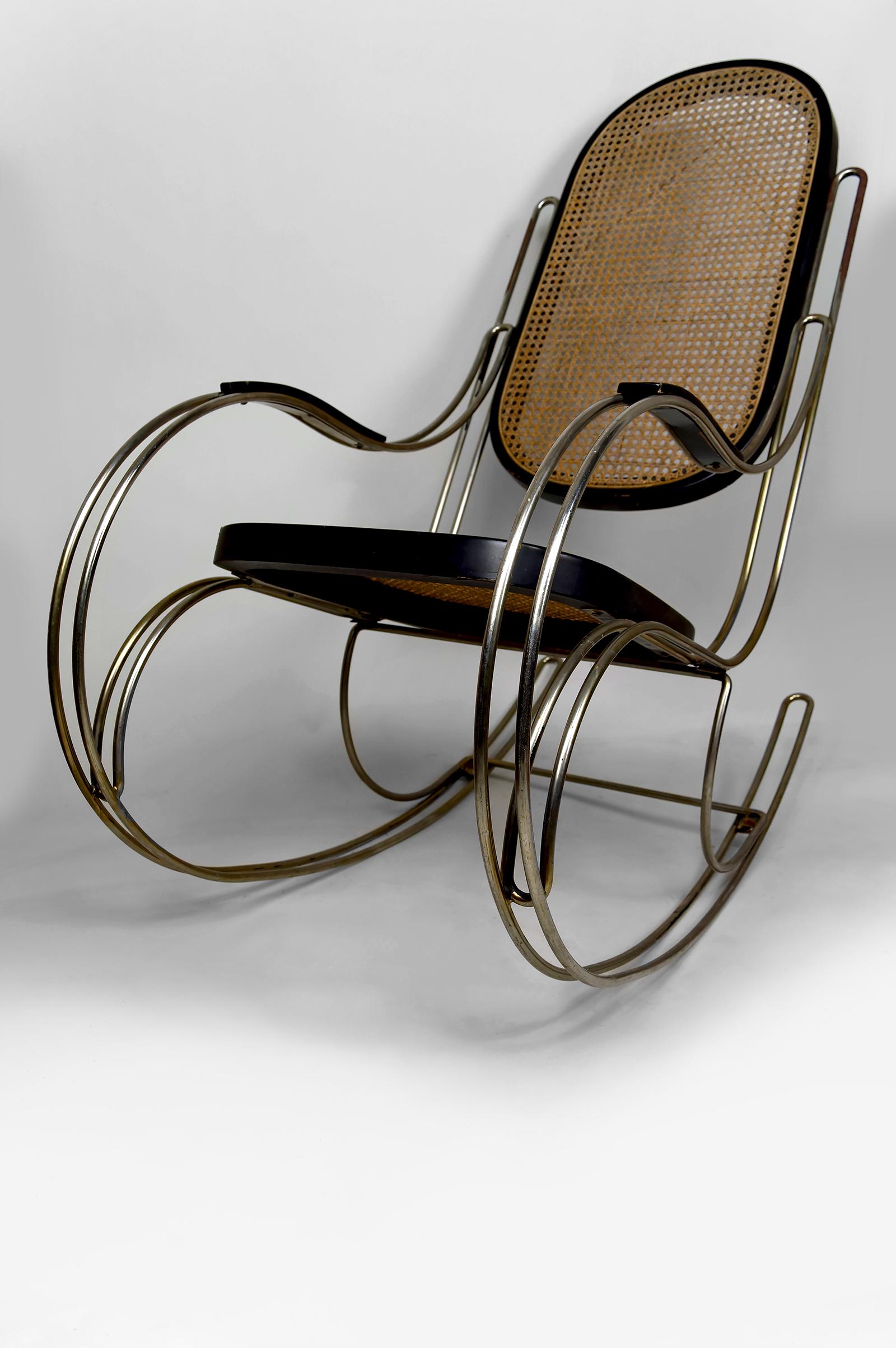 Sedia a dondolo modernista in legno ebanizzato, struttura in canna e cromo, CIRCA 1970 in vendita 2