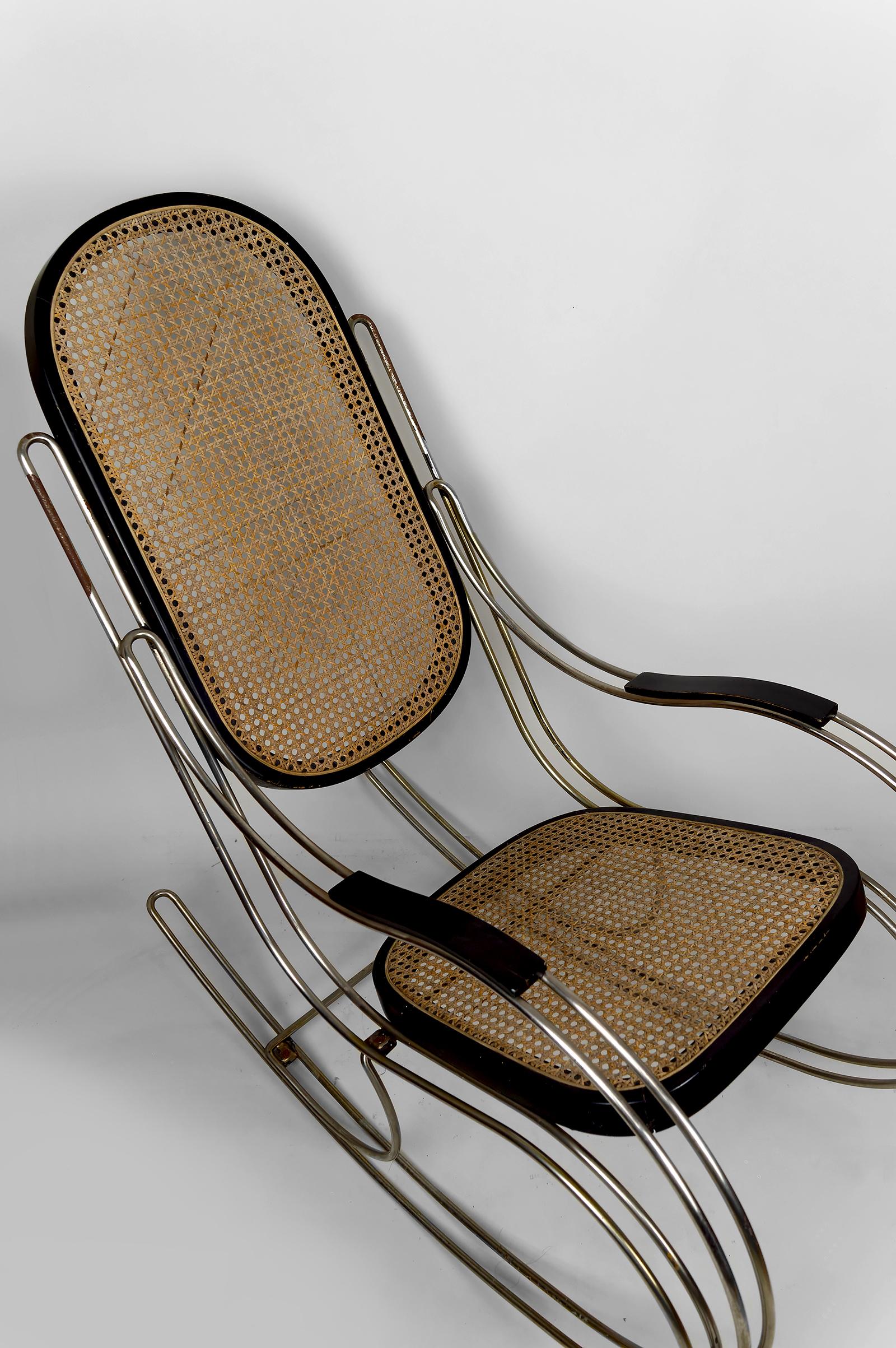 Sedia a dondolo modernista in legno ebanizzato, struttura in canna e cromo, CIRCA 1970 in vendita 3