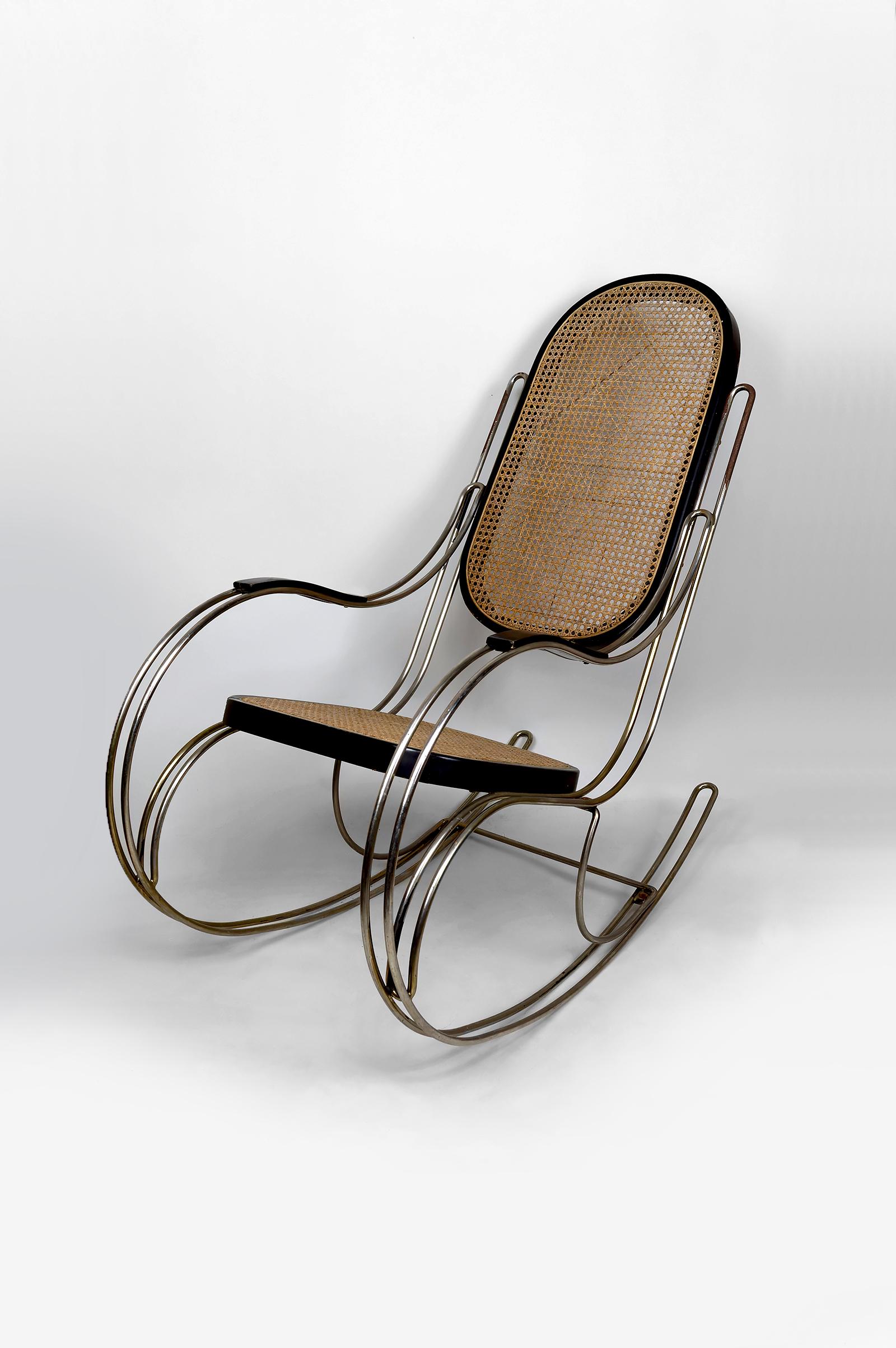Sedia a dondolo modernista in legno ebanizzato, canna e struttura cromata - Circa 1960-1970

Eleganza senza tempo e linee moderniste definiscono questa sedia a dondolo vintage, ispirata allo stile Thonet e realizzata tra gli anni Sessanta e