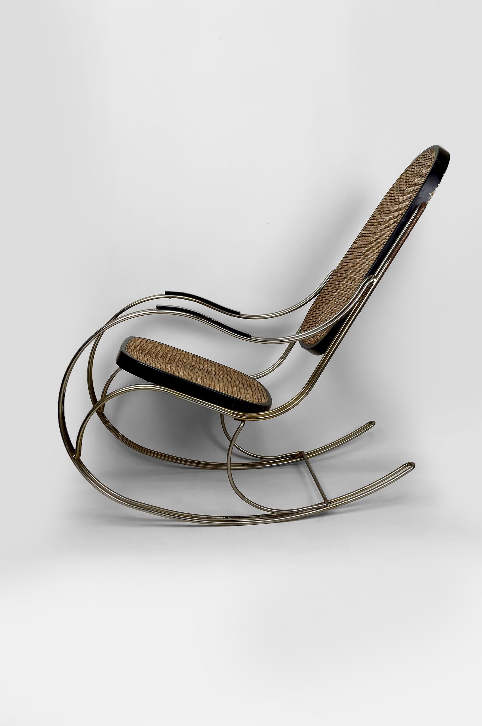 Mid-Century moderno Sedia a dondolo modernista in legno ebanizzato, struttura in canna e cromo, CIRCA 1970 in vendita
