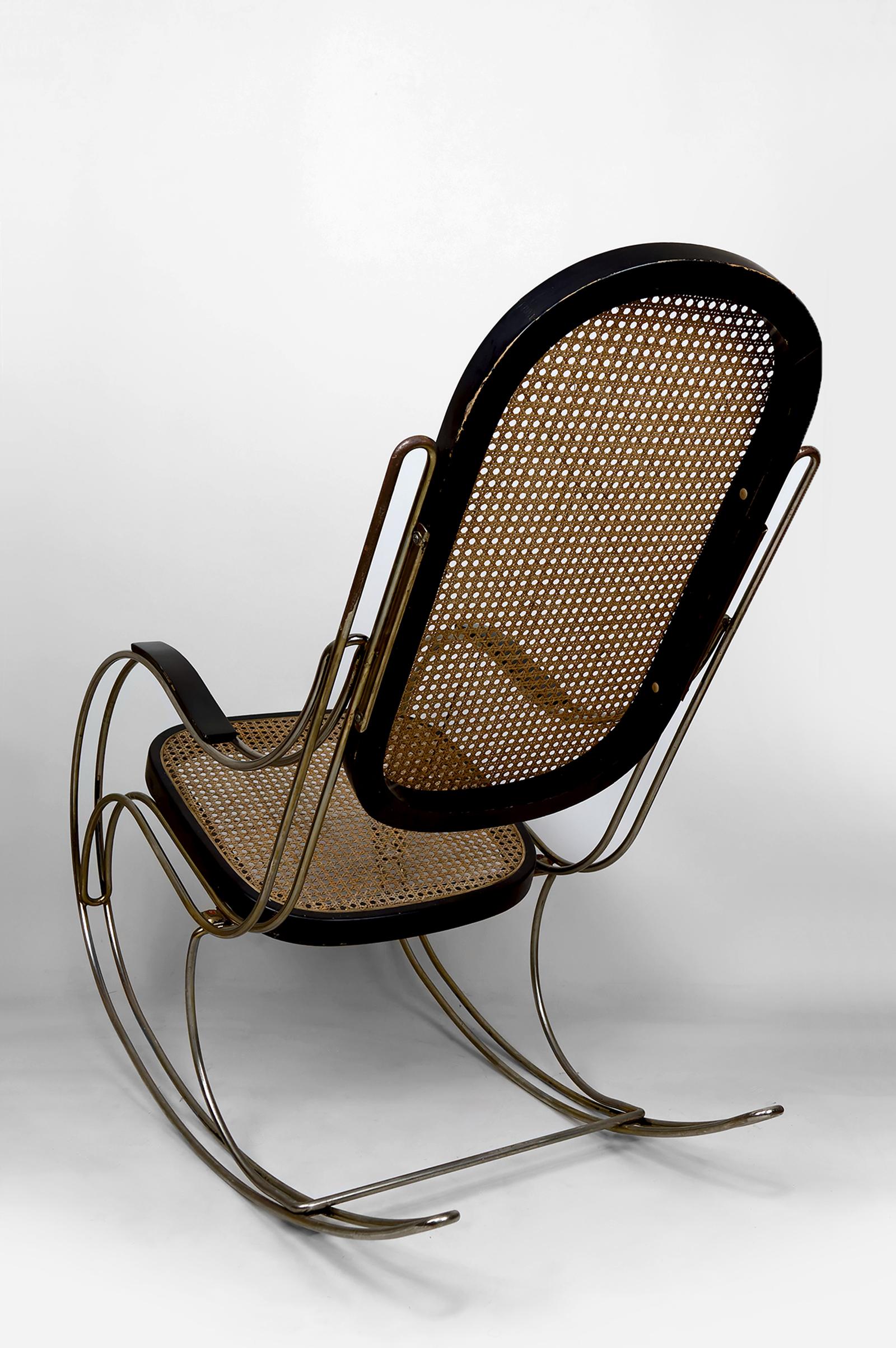 Italiano Sedia a dondolo modernista in legno ebanizzato, struttura in canna e cromo, CIRCA 1970 in vendita