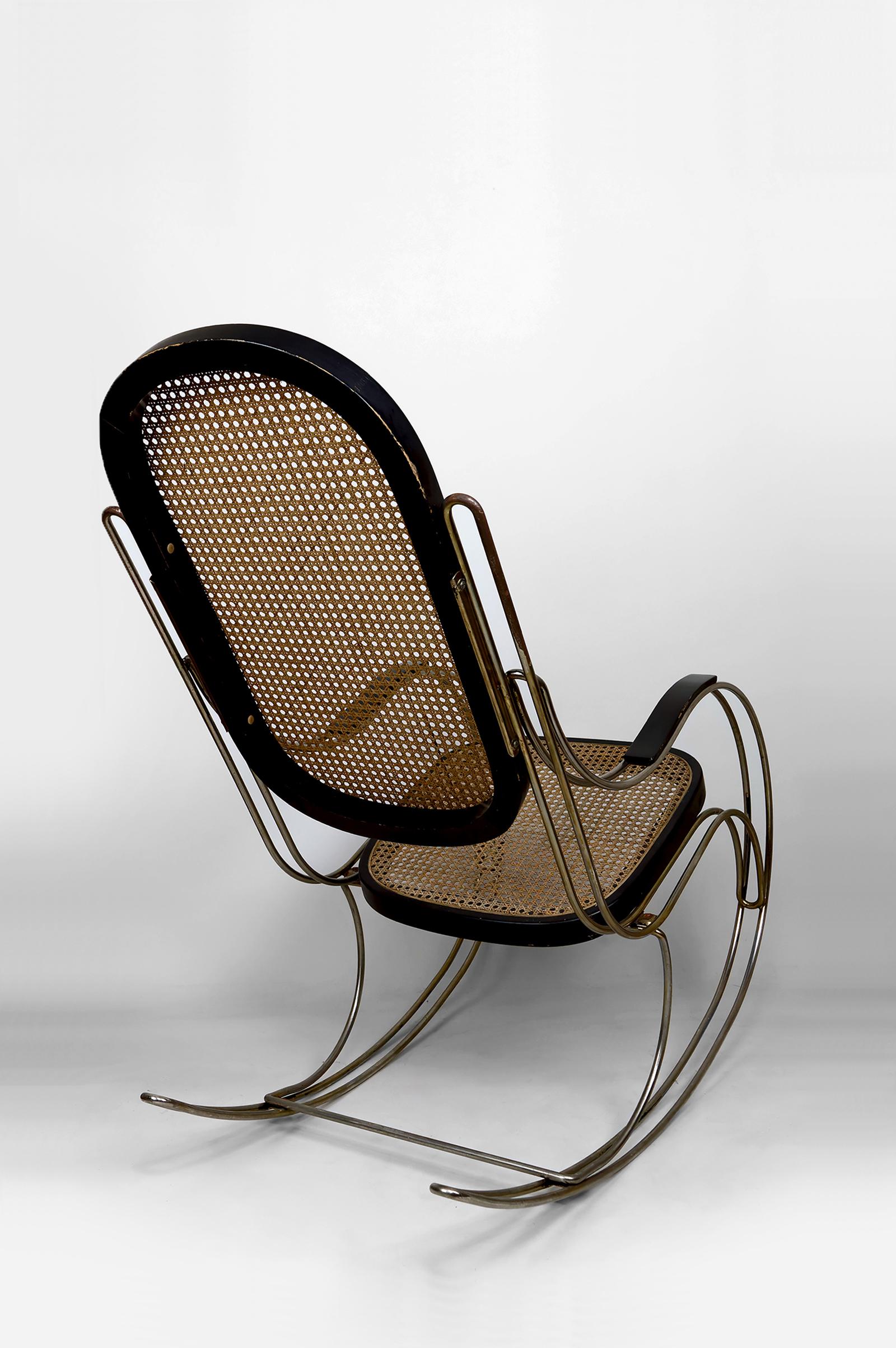 Ebanizzato Sedia a dondolo modernista in legno ebanizzato, struttura in canna e cromo, CIRCA 1970 in vendita