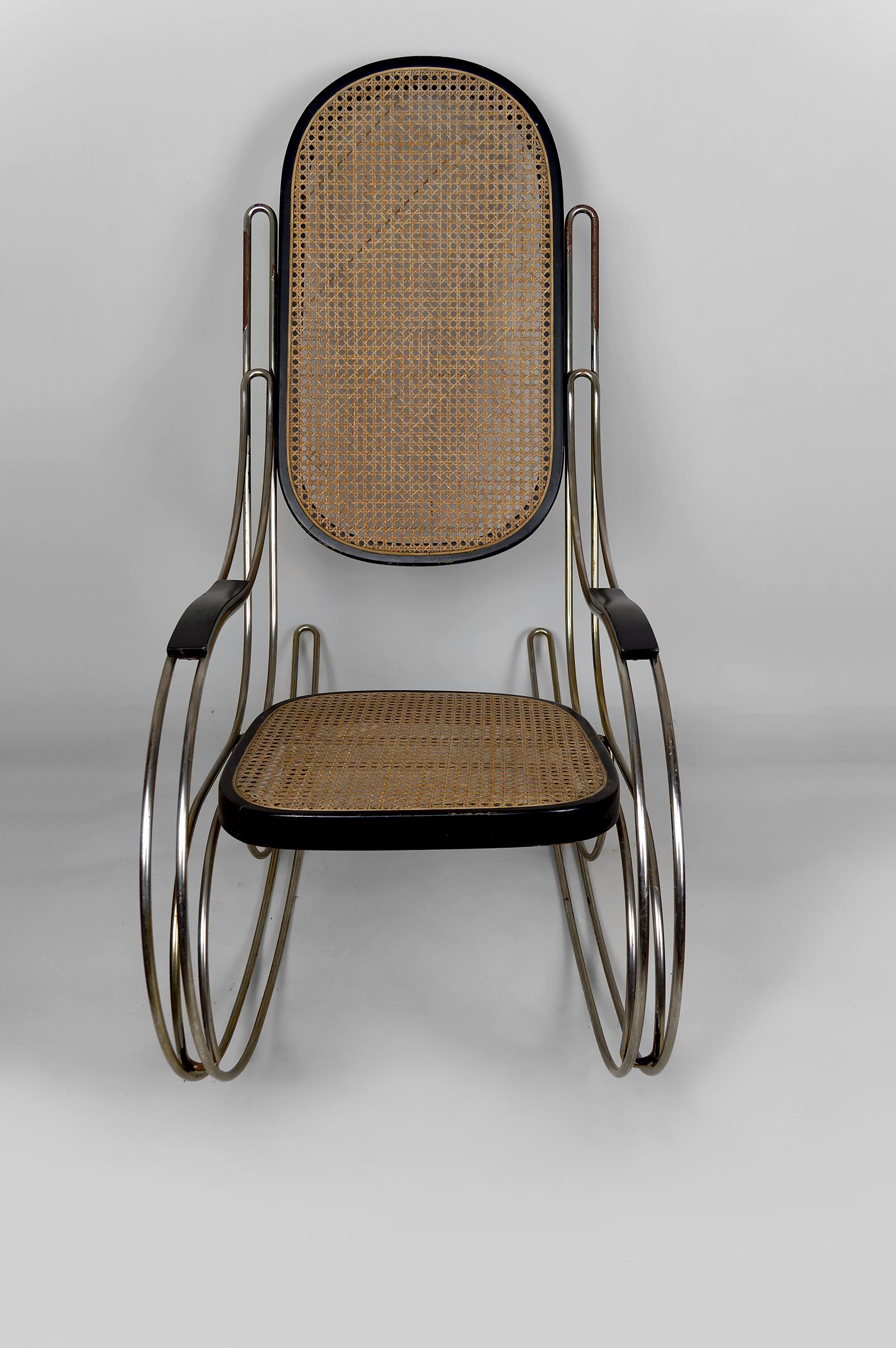 Metallo Sedia a dondolo modernista in legno ebanizzato, struttura in canna e cromo, CIRCA 1970 in vendita