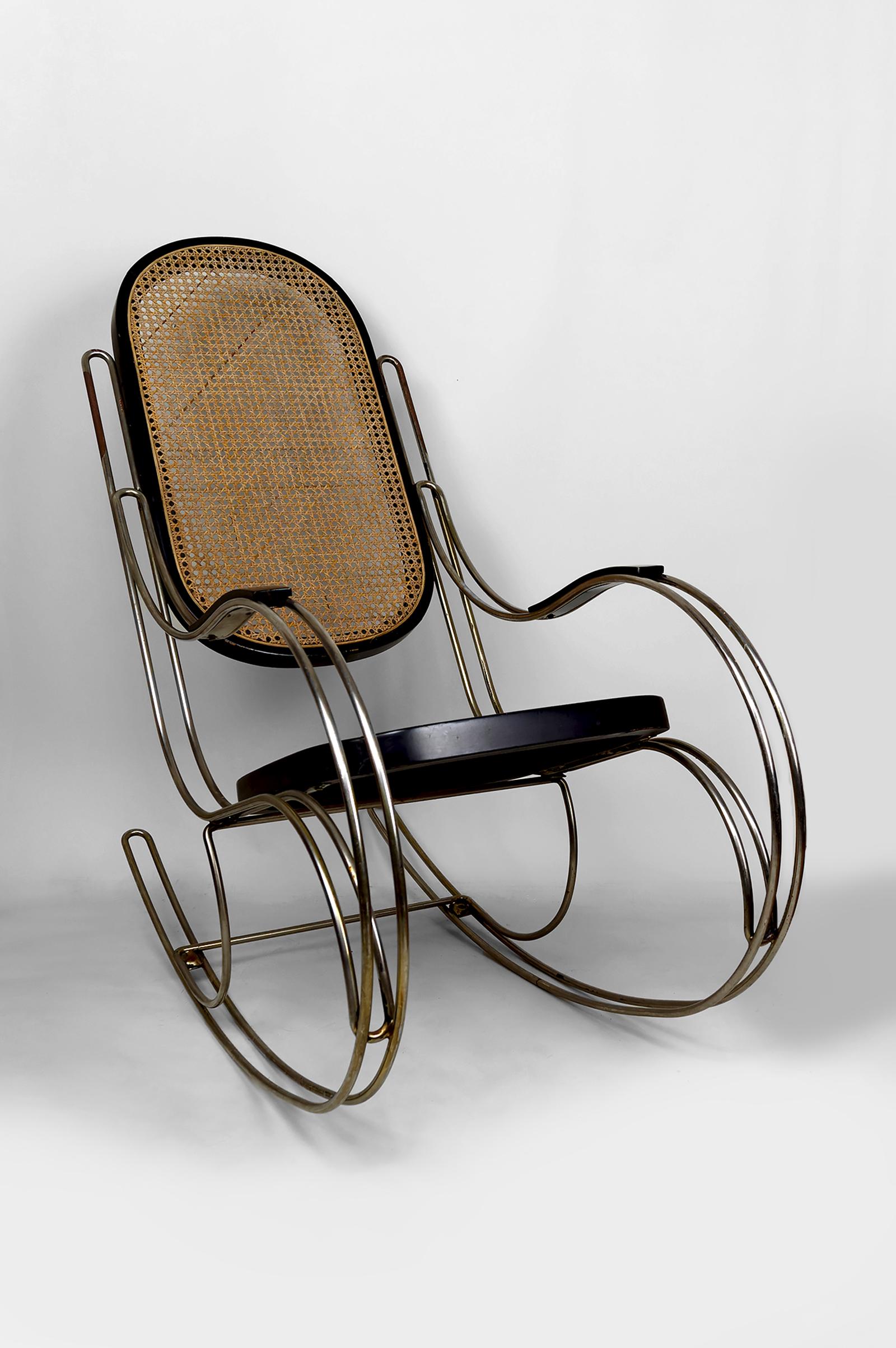 Sedia a dondolo modernista in legno ebanizzato, struttura in canna e cromo, CIRCA 1970 in vendita 1