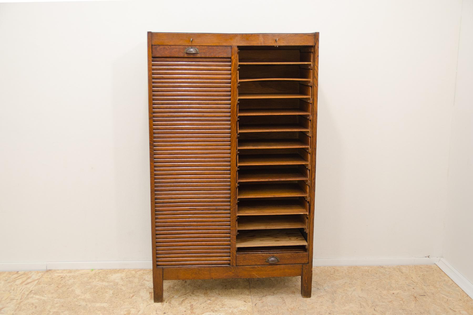 Modernist Roller blind cabinet, 1930s, Czechoslovakia In Good Condition For Sale In Prague 8, CZ