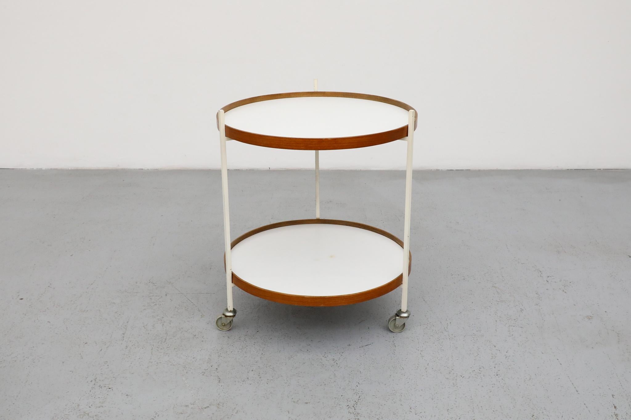Chariot de bar roulant moderniste en teck, formica et métal émaillé blanc en vente 2