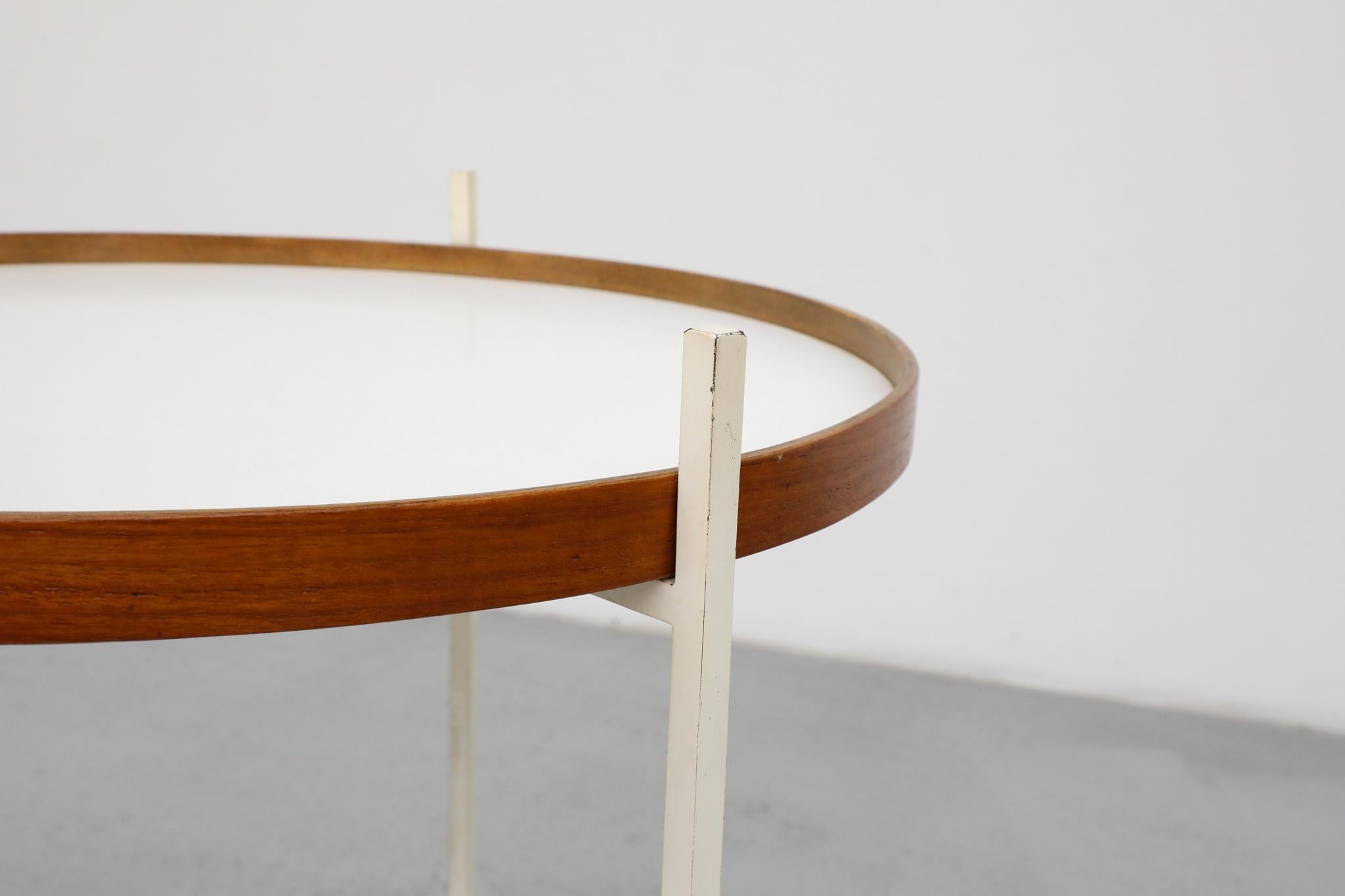 Chariot de bar roulant moderniste en teck, formica et métal émaillé blanc en vente 4