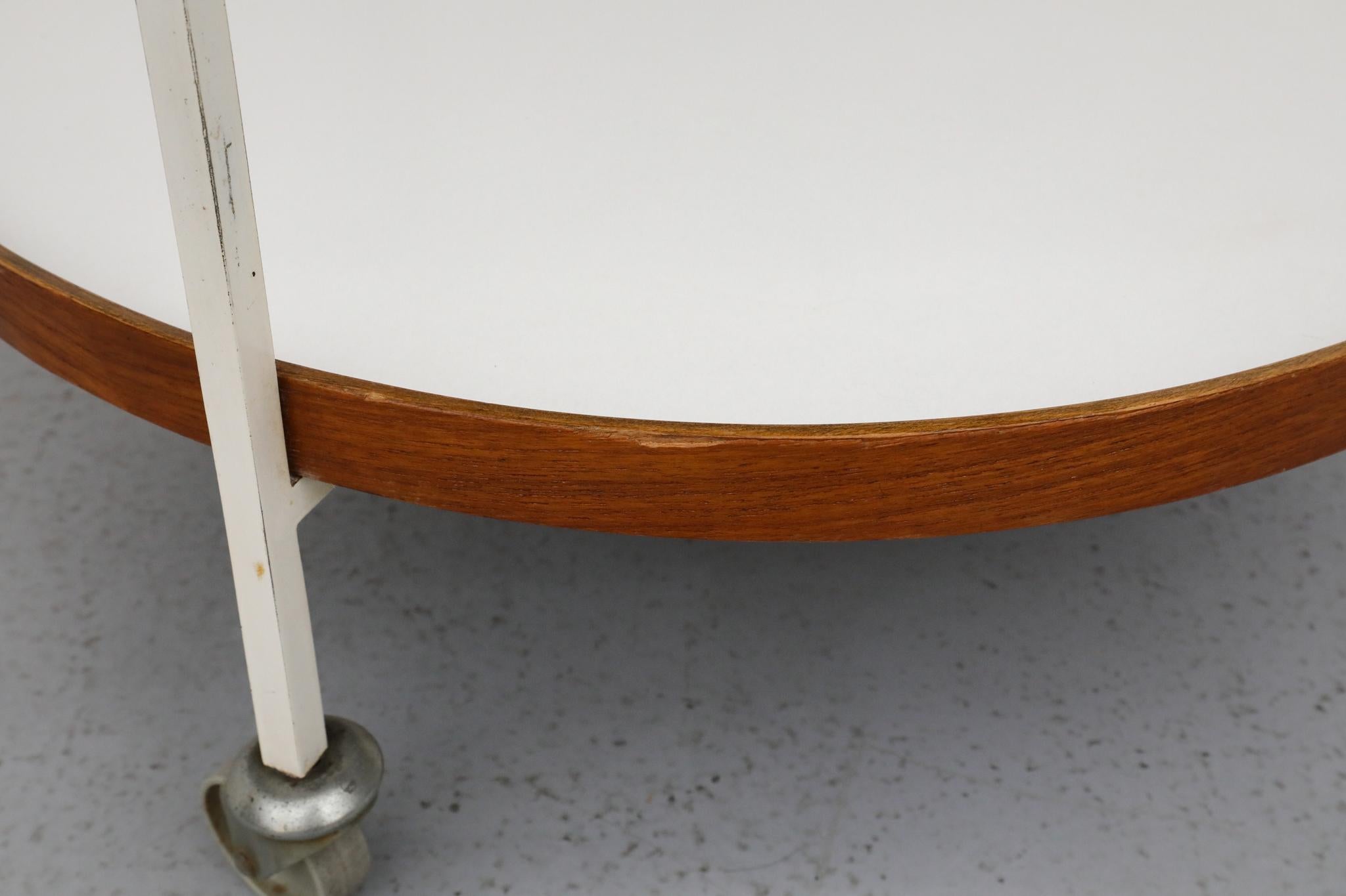 Chariot de bar roulant moderniste en teck, formica et métal émaillé blanc en vente 9