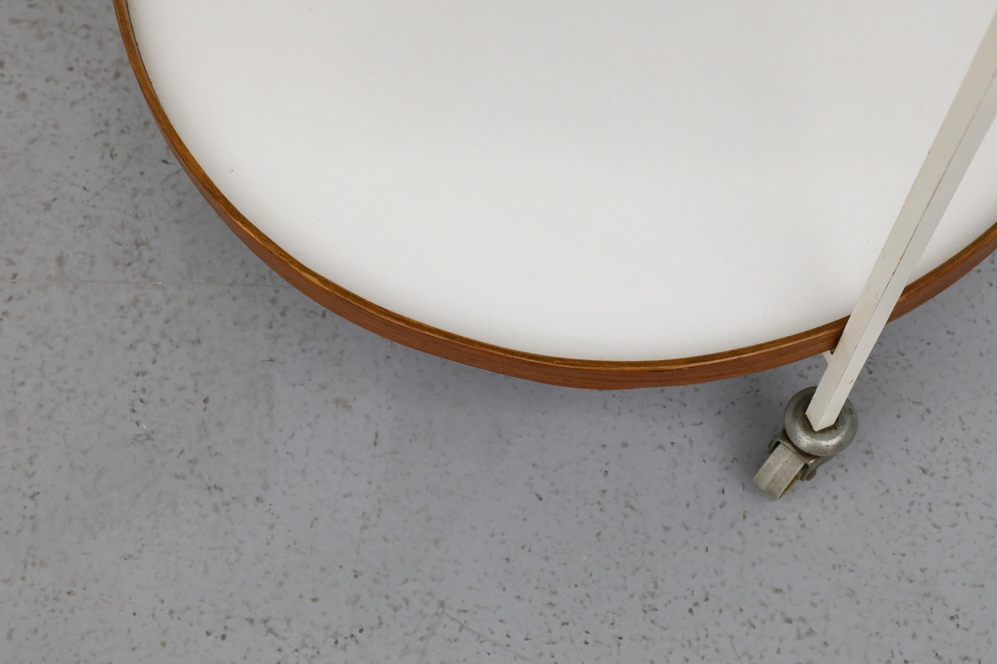 Chariot de bar roulant moderniste en teck, formica et métal émaillé blanc en vente 11