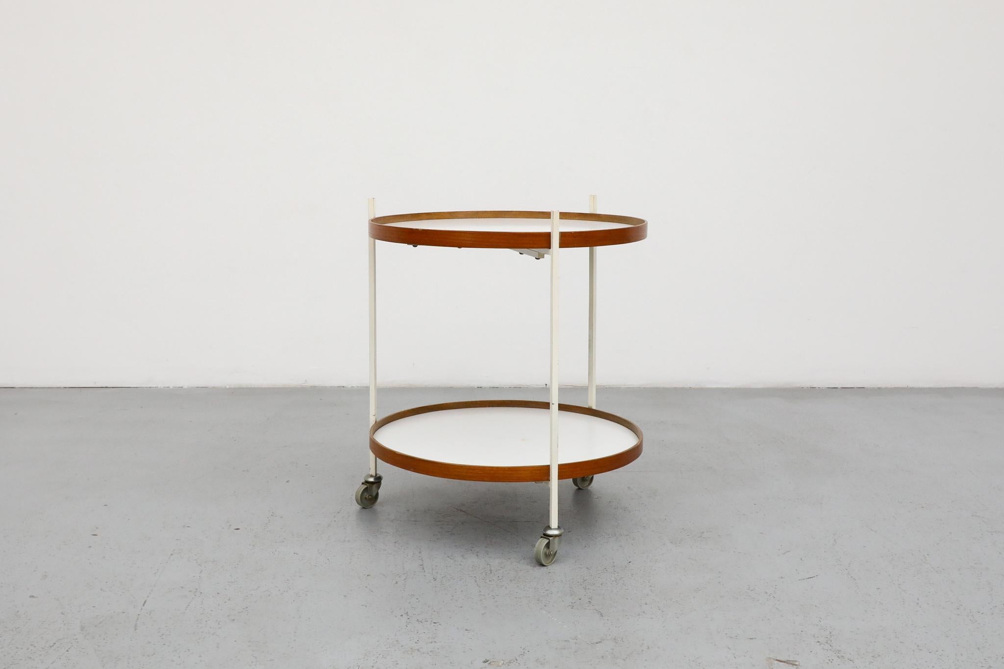 Mid-Century Modern Chariot de bar roulant moderniste en teck, formica et métal émaillé blanc en vente