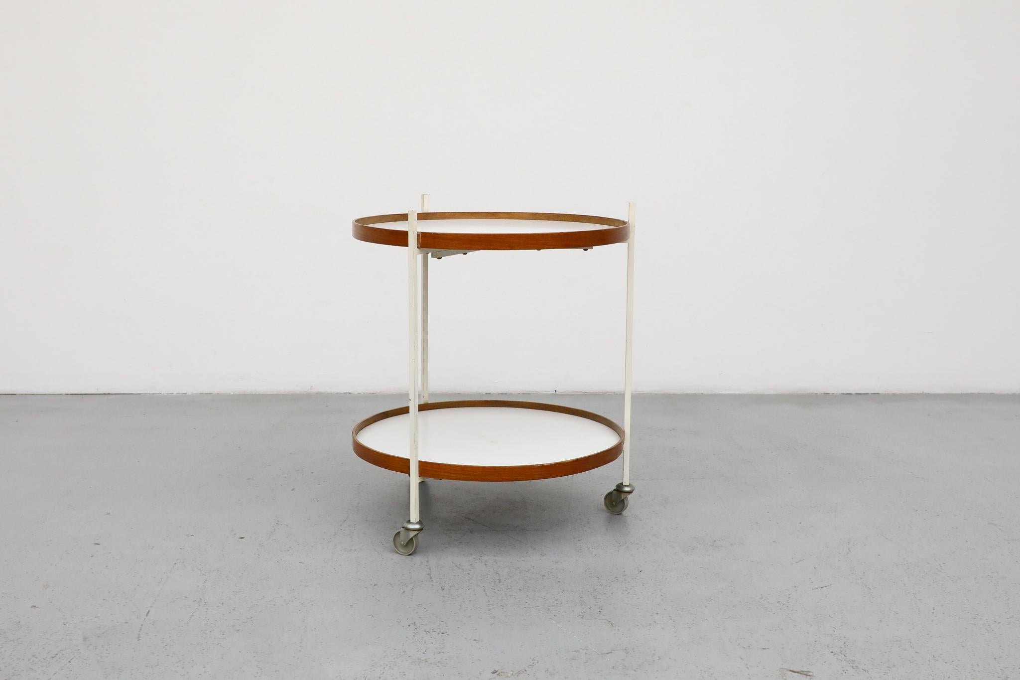 Émaillé Chariot de bar roulant moderniste en teck, formica et métal émaillé blanc en vente