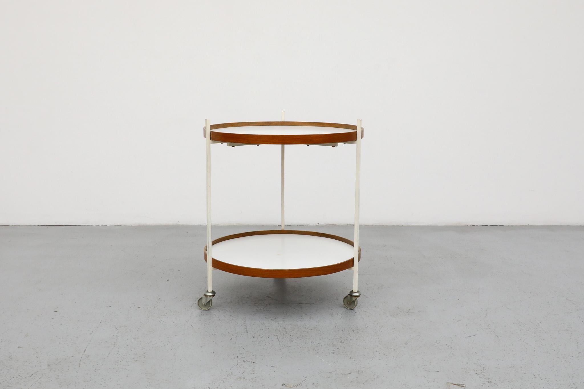 Chariot de bar roulant moderniste en teck, formica et métal émaillé blanc Bon état - En vente à Los Angeles, CA